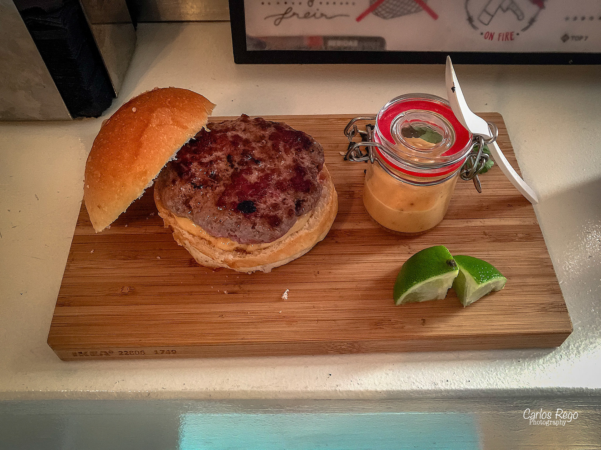 La Burguesita - Calle Moreno Monroy, 5, 29015 Málaga  Burger: 6* Aniversario Buey de la Finca sellado y dejado el interior semicrudo Mayonesa de Kinchee - Petalo de sal negra - Cilantro y Lima