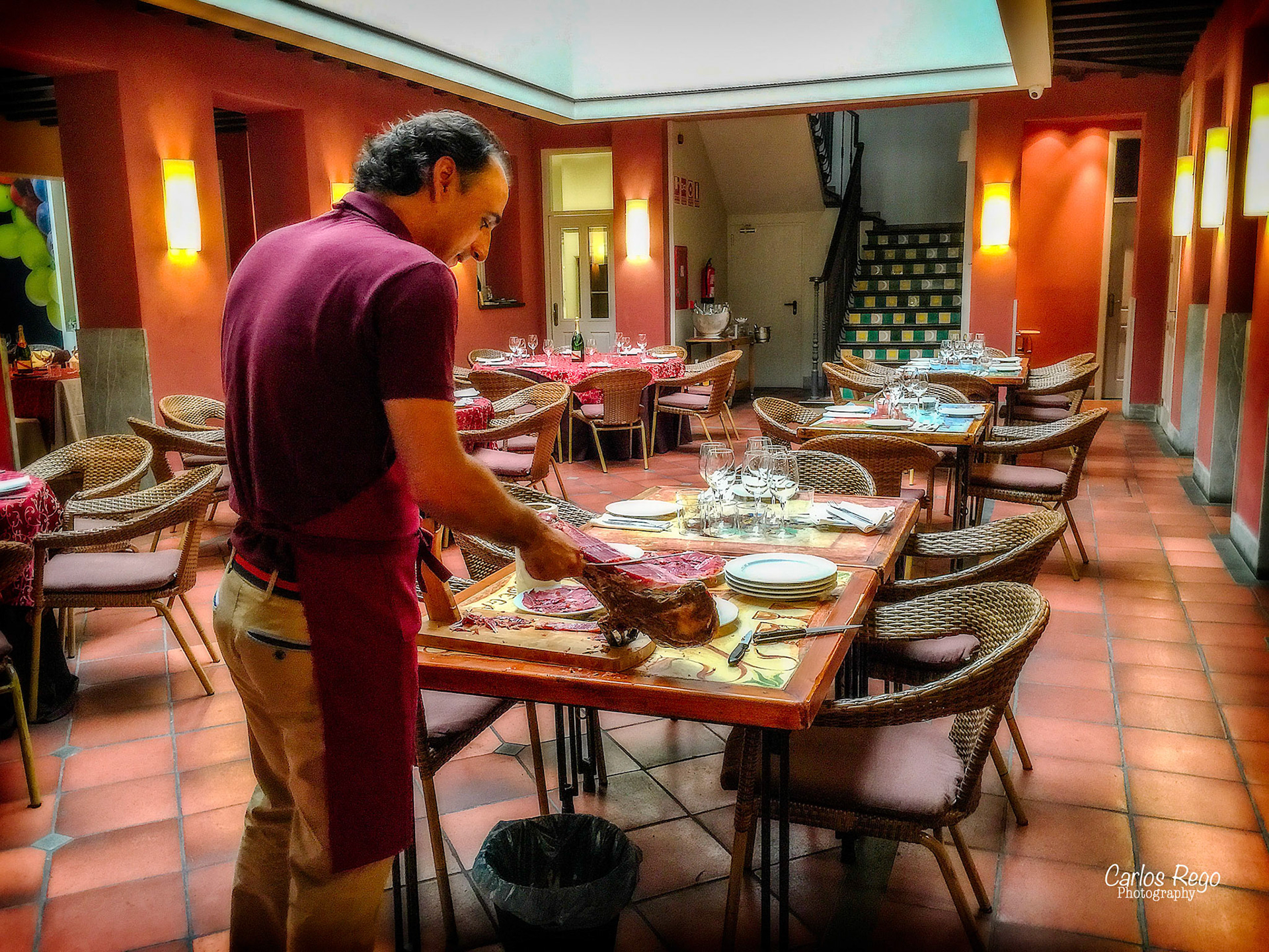 Los patios de beatas  se encuentran en el corazón del centro histórico de Málaga, a tan solo 50 metros del museo Picasso. La calle Beatas es una vía emblemática de la ciudad, hemos rehabilitado dos casas, una del S.XVIII y otra del S.XIX ambas protegidas arquitectónicamente por su belleza , valor histórico así como por sus patios interiores  Calle Beatas, 43, 29008 Málaga, España  Cortando Jamon