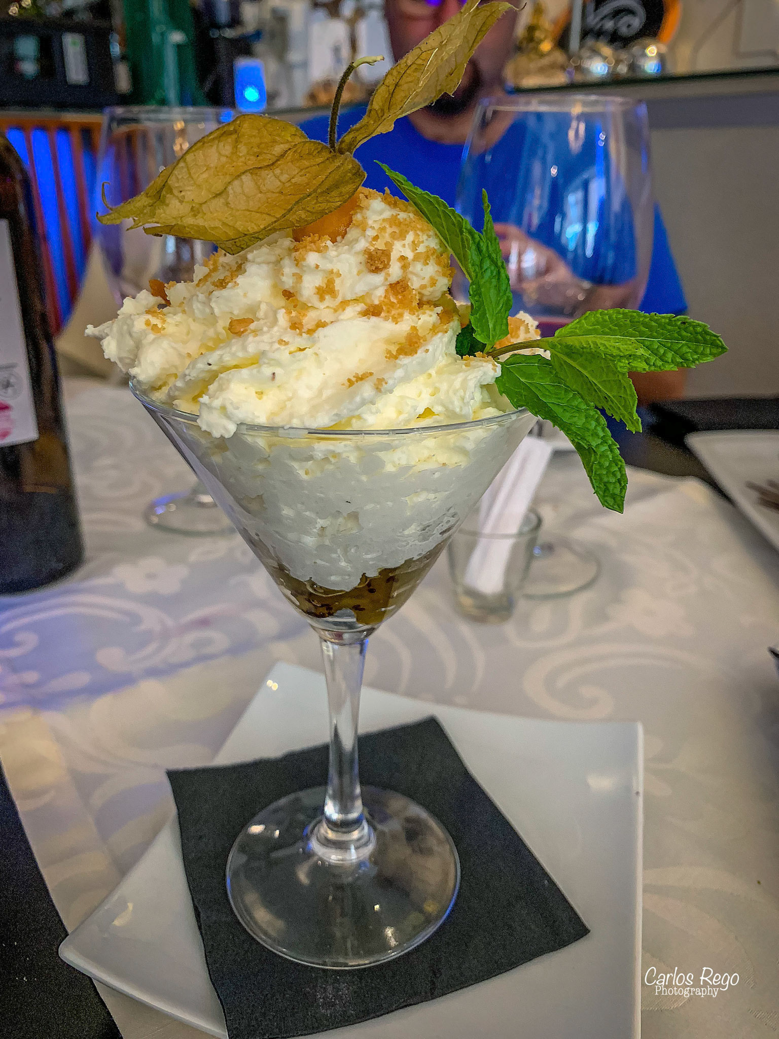 Vino Mío es un restaurante elegante y acogedor con una terraza increíble a los pies del teatro Cervantes Plaza Jerónimo Cuervo 2,  29012 Málaga  Espuma de queso de cabra sobre un coulis de kiwi