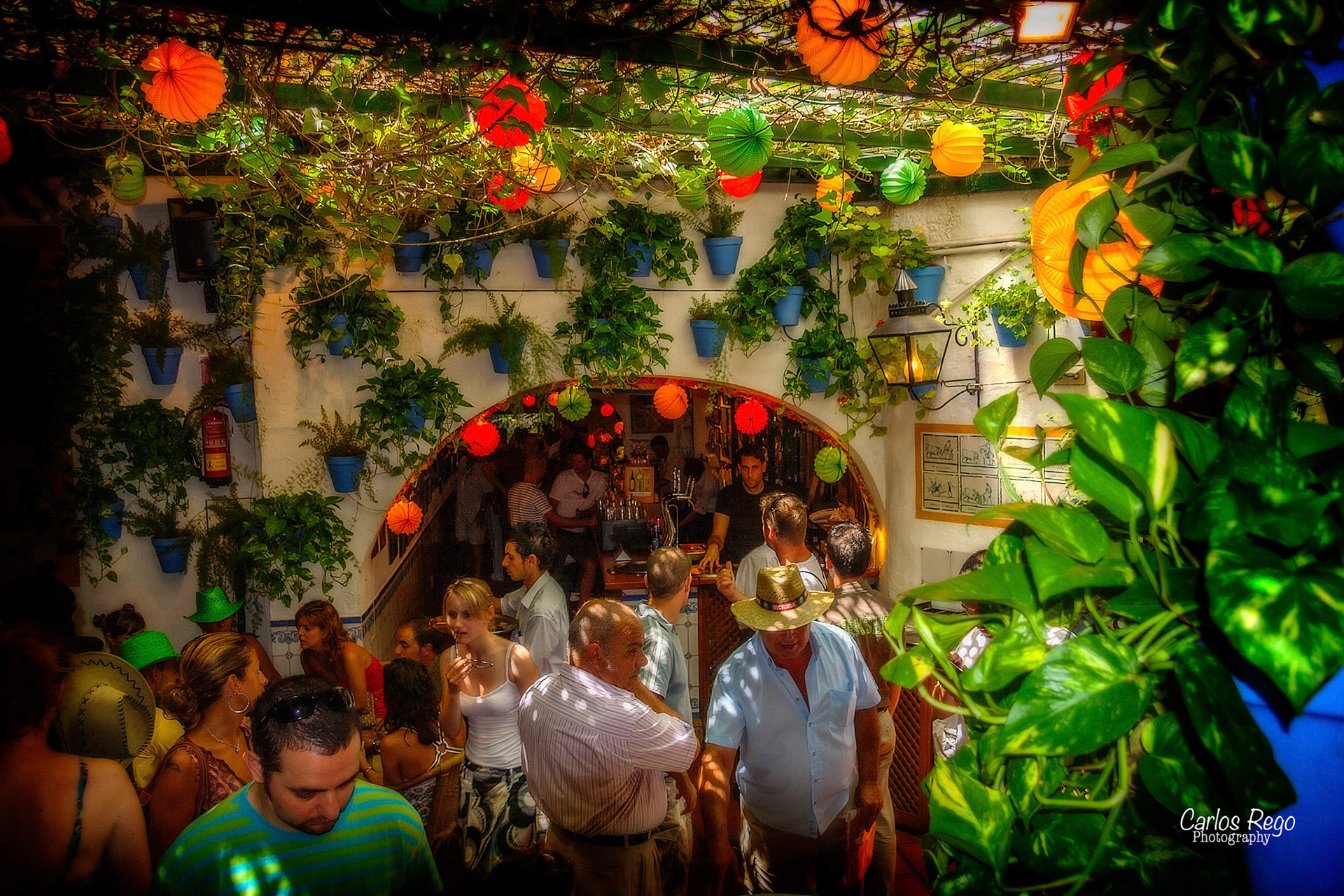 El Pimpi Fundado en 1971, El Pimpi se encuentra ubicado en un antiguo caserón malagueño del siglo XVIII y es una de las bodegas con más solera de Málaga, Calle Granada, 62, 29015 Málaga