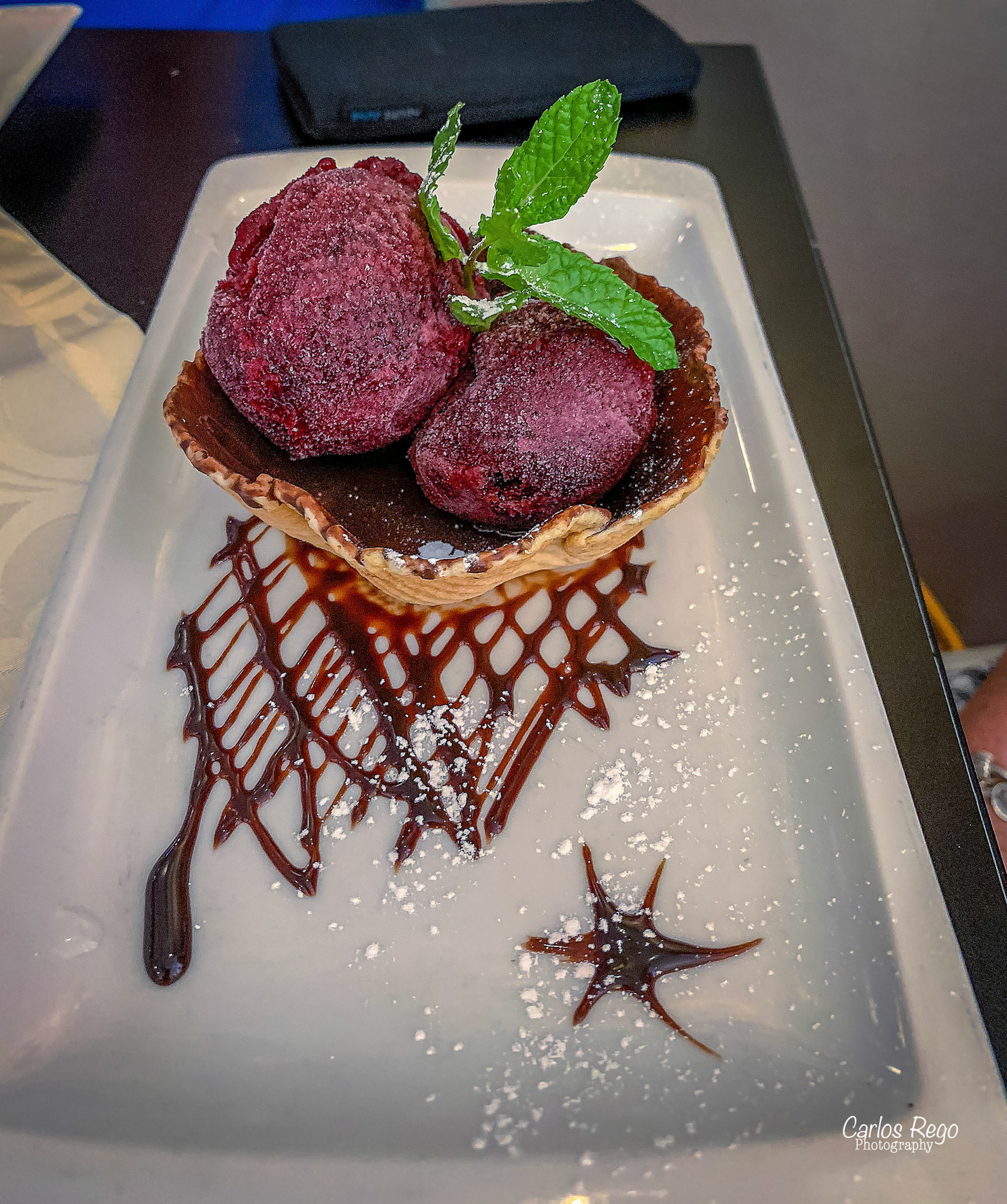 Vino Mío es un restaurante elegante y acogedor con una terraza increíble a los pies del teatro Cervantes Plaza Jerónimo Cuervo 2,  29012 Málaga  Sorbete de mora y cava sobre un tulipa de chocolate