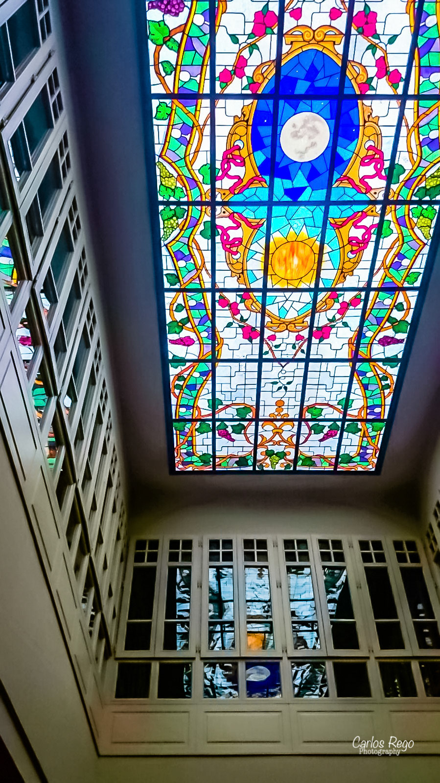 Los patios de beatas  se encuentran en el corazón del centro histórico de Málaga, a tan solo 50 metros del museo Picasso. La calle Beatas es una vía emblemática de la ciudad, hemos rehabilitado dos casas, una del S.XVIII y otra del S.XIX ambas protegidas arquitectónicamente por su belleza , valor histórico así como por sus patios interiores  Calle Beatas, 43, 29008 Málaga, España