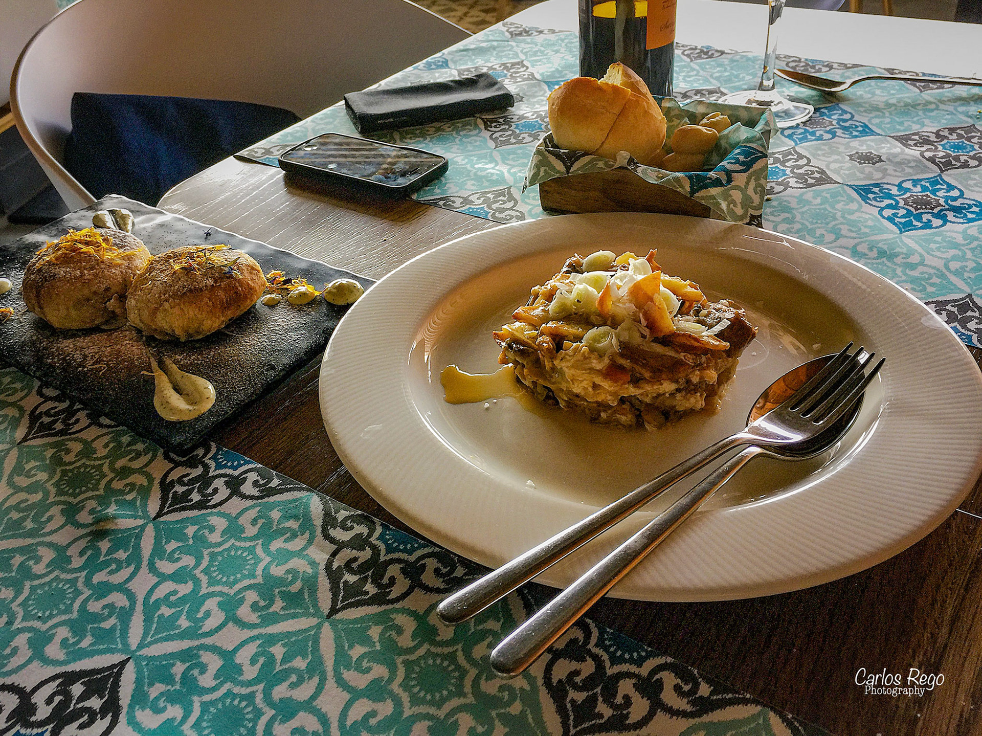 Alcazaba Premium Hoste - Restaurante Batik - Málaga C/ Alcazabilla, 12. 29015 Málaga  Huevos Rotos con Rabo de Toro y Cebolleta Fresca  Pastelas de la Alcazaba con Cordero a la Menta