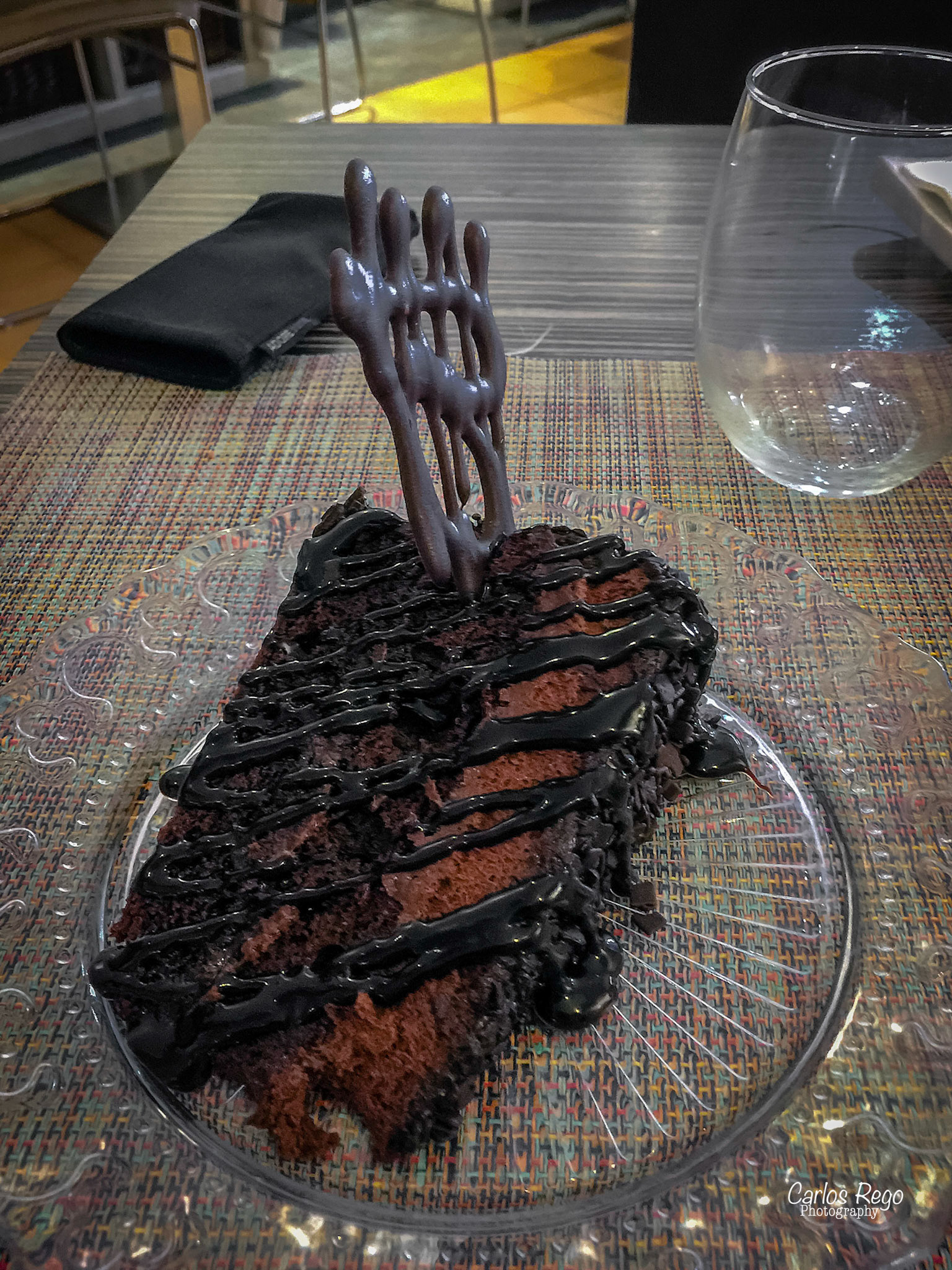 Si "casualmente" te encontraras en el centro de la historia de Málaga; entre la Alcazaba, el Teatro Romano, el Palacio de Aduana y la Catedral y además pudieras disfrutar de sus vistas tomando una copa o compartiendo algunos platos con tus amigos, Garvm es tu lugar. Calle Alcazabilla, 1, 29015 Málaga  Muerte por Chocolate