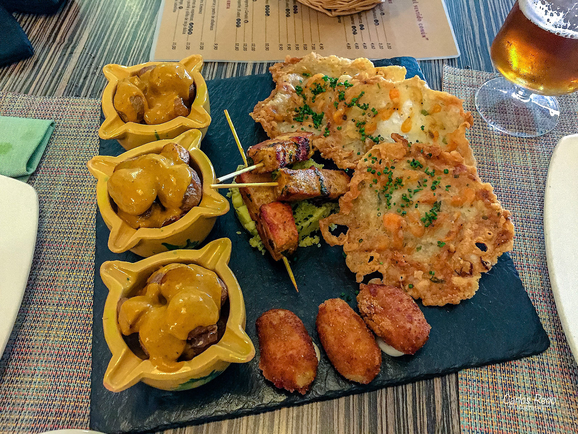 Restaurante Garvm  Si "casualmente" te encontraras en el centro de la historia de Málaga; entre la Alcazaba, el Teatro Romano, el Palacio de Aduana y la Catedral y además pudieras disfrutar de sus vistas tomando una copa o compartiendo algunos platos con tus amigos, Garvm es tu lugar.  Croquetas de jamón ibérico, Moruno de atún de almadraba sobre tabule, Papas con mojo picón, Tortillitas de camarones  Calle Alcazabilla, 1, 29015 Málaga