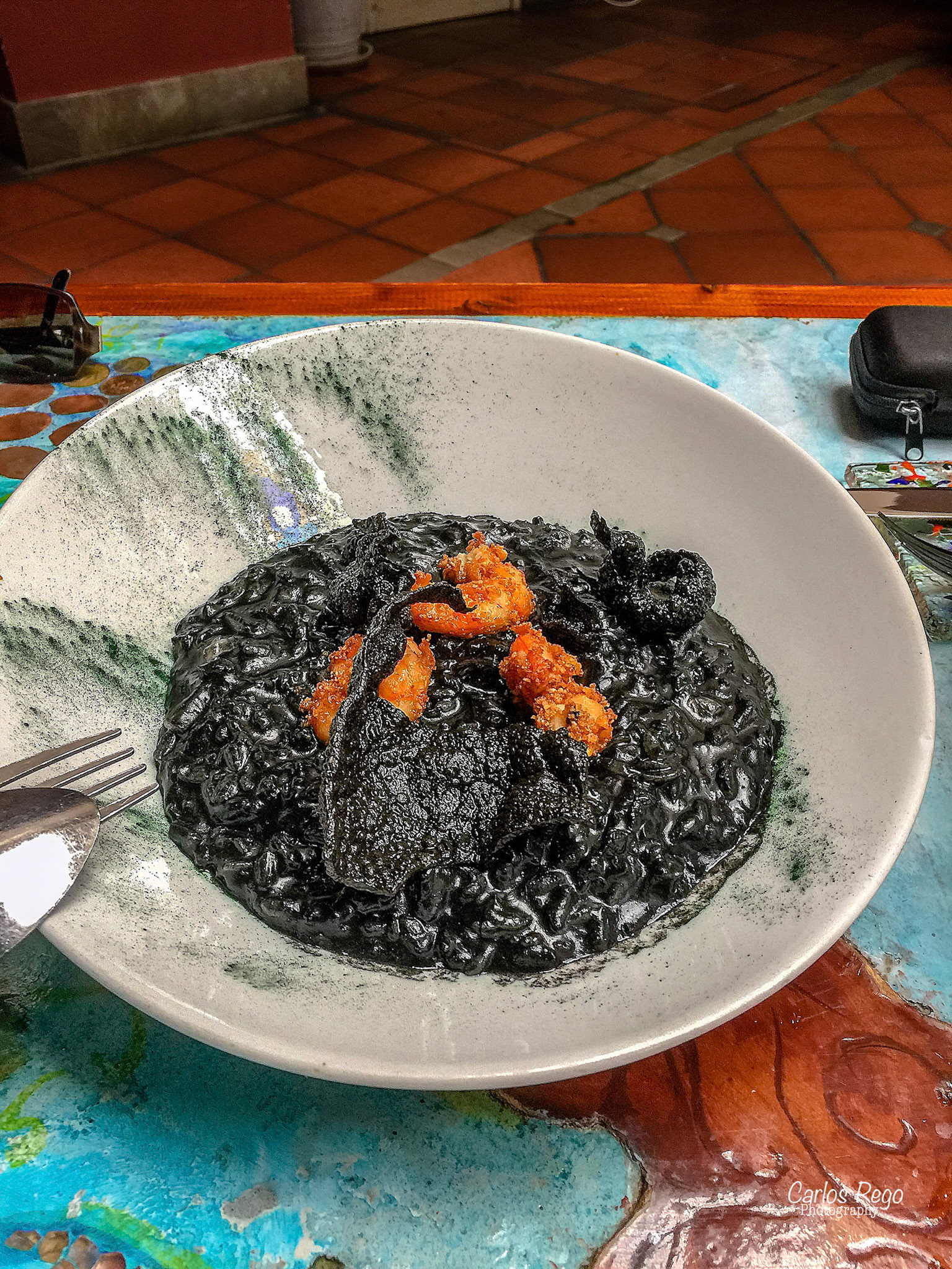 El restaurante vinoteca Los Patios de Beatas se encuentra en el corazón del centro histórico de Málaga, a tan sólo 50 metros del Museo Picasso. El establecimiento surge gracias a la rehabilitación de dos casas, una del siglo XVIII y otra del siglo XIX, ambas protegidas arquitectónicamente por su belleza, valor histórico así como por sus patios interiores. Es un espacio singular y único en el que se puede degustar lo mejor de la gastronomía internacional.  Calle Beatas, 43, 29008 Málaga, España  Risotto de Marisco