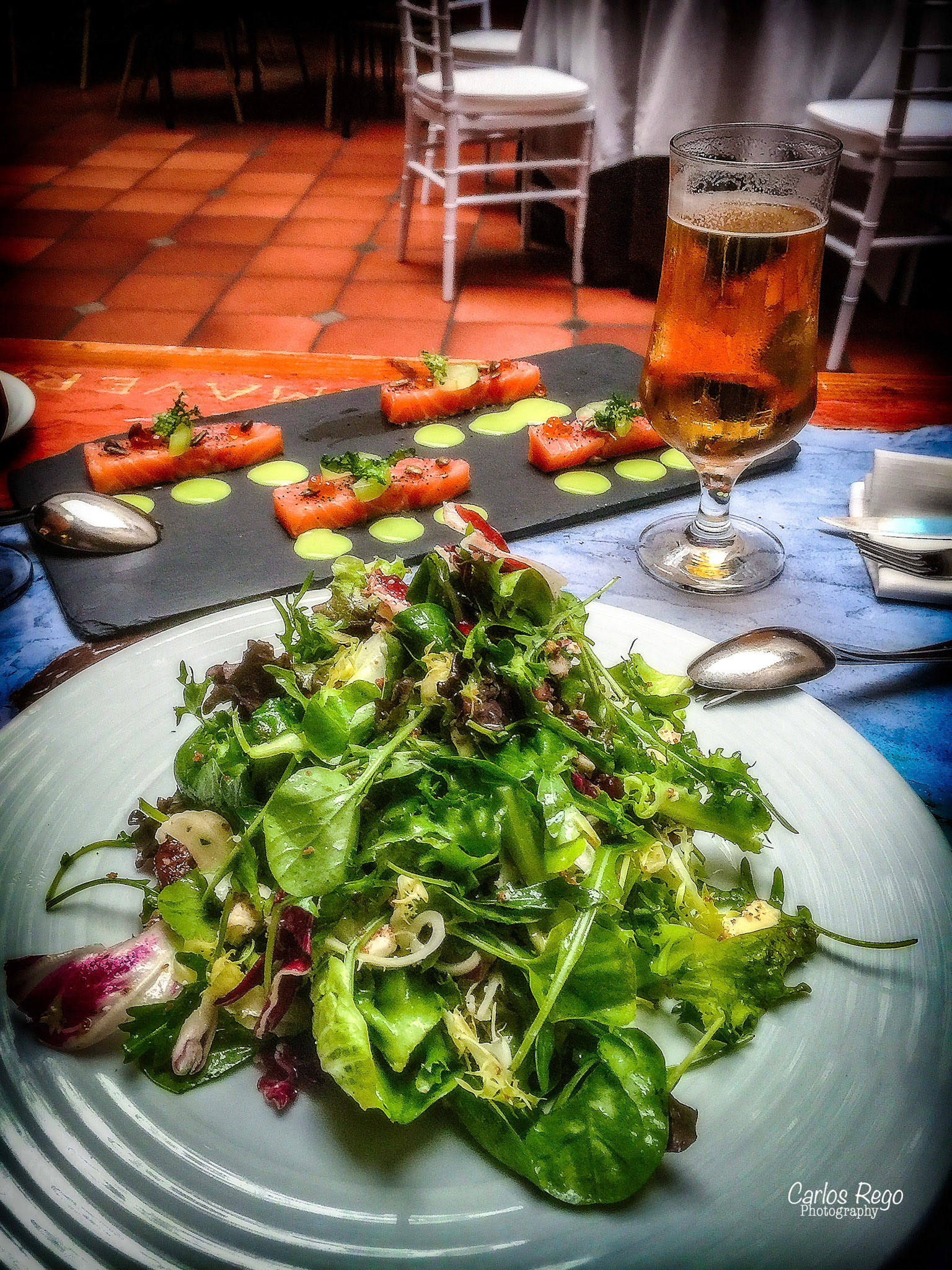Los patios de beatas  se encuentran en el corazón del centro histórico de Málaga, a tan solo 50 metros del museo Picasso. La calle Beatas es una vía emblemática de la ciudad, hemos rehabilitado dos casas, una del S.XVIII y otra del S.XIX ambas protegidas arquitectónicamente por su belleza , valor histórico así como por sus patios interiores  Calle Beatas, 43, 29008 Málaga, España  Ensalada de Jamón de Pato, Granada, Queso de Cabra y Garrapiñada de nueces.  Lomo de Salmon a la Ginebra con Salsa de Lima y Menta.
