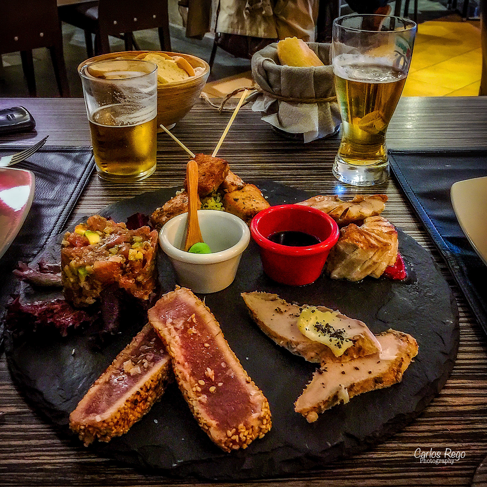 Si "casualmente" te encontraras en el centro de la historia de Málaga; entre la Alcazaba, el Teatro Romano, el Palacio de Aduana y la Catedral y además pudieras disfrutar de sus vistas tomando una copa o compartiendo algunos platos con tus amigos, Garvm es tu lugar. Calle Alcazabilla, 1, 29015 Málaga  Degustación Atun (5x 2 unidades)