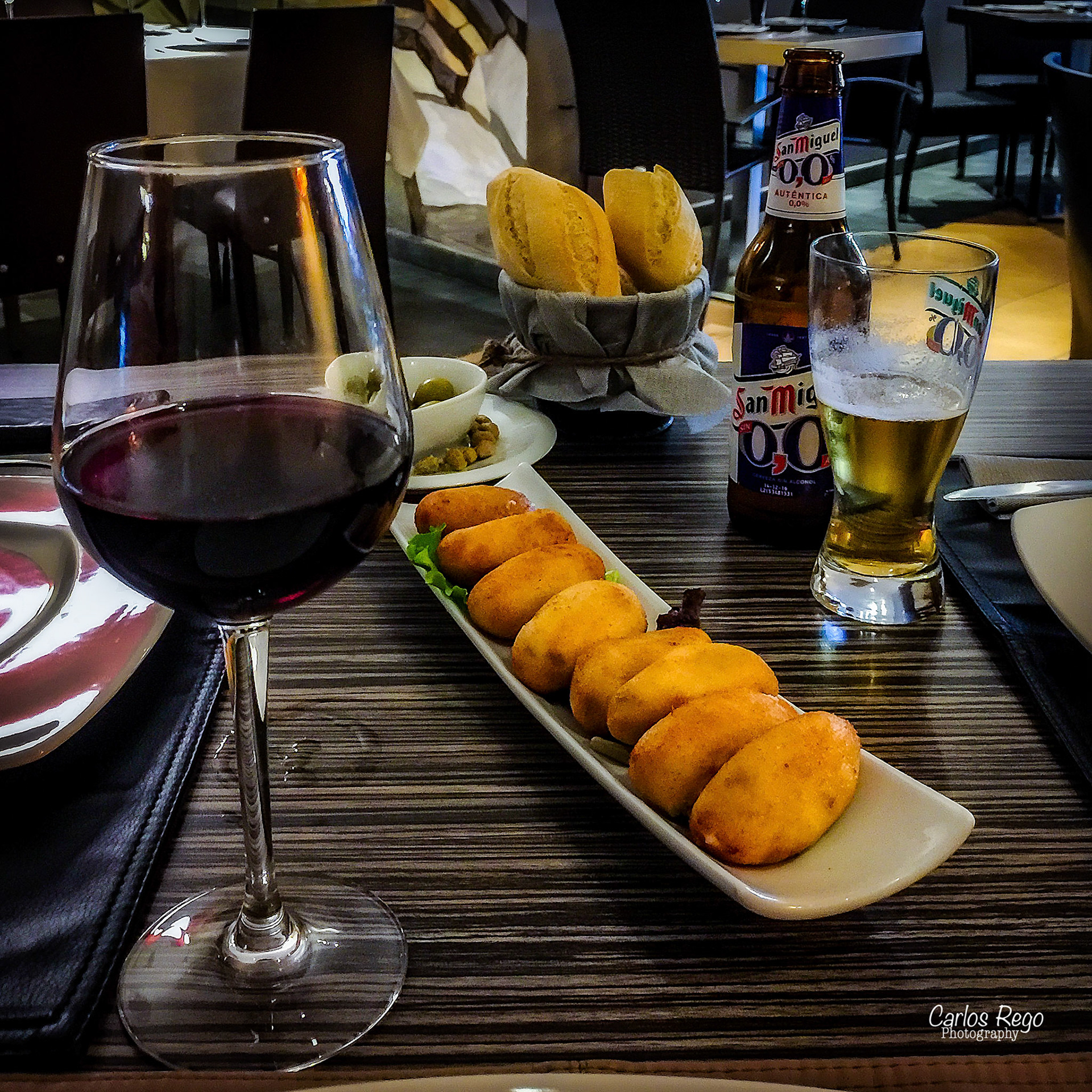 Si "casualmente" te encontraras en el centro de la historia de Málaga; entre la Alcazaba, el Teatro Romano, el Palacio de Aduana y la Catedral y además pudieras disfrutar de sus vistas tomando una copa o compartiendo algunos platos con tus amigos, Garvm es tu lugar. Calle Alcazabilla, 1, 29015 Málaga  Croquetas de jamón ibérico