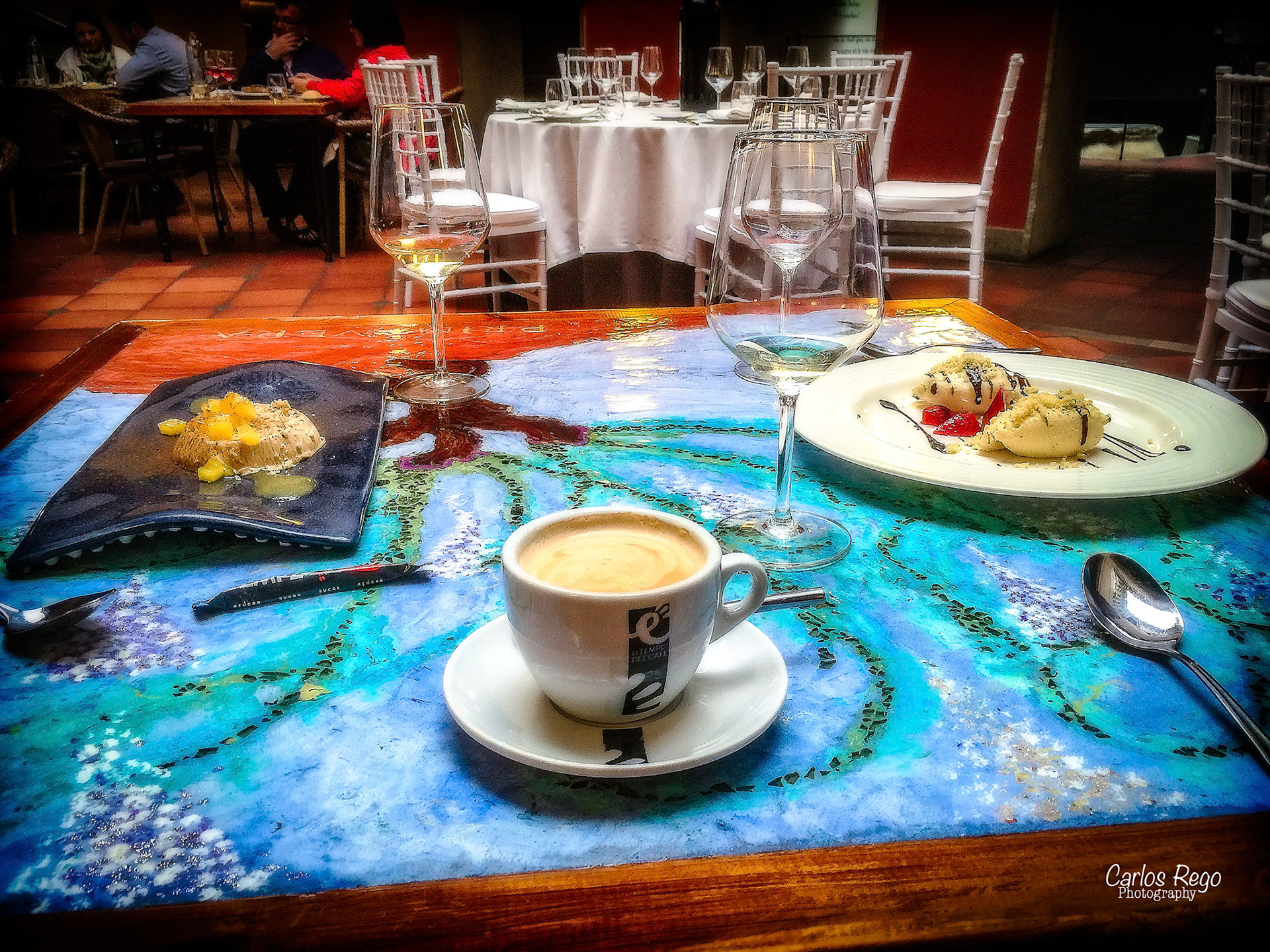 Los patios de beatas  se encuentran en el corazón del centro histórico de Málaga, a tan solo 50 metros del museo Picasso. La calle Beatas es una vía emblemática de la ciudad, hemos rehabilitado dos casas, una del S.XVIII y otra del S.XIX ambas protegidas arquitectónicamente por su belleza , valor histórico así como por sus patios interiores  Calle Beatas, 43, 29008 Málaga, España  Panna Cotta de Regaliz y Piña a la Sal  Cafe con Leche  Cheesecake con Fresas y Pimienta Negra