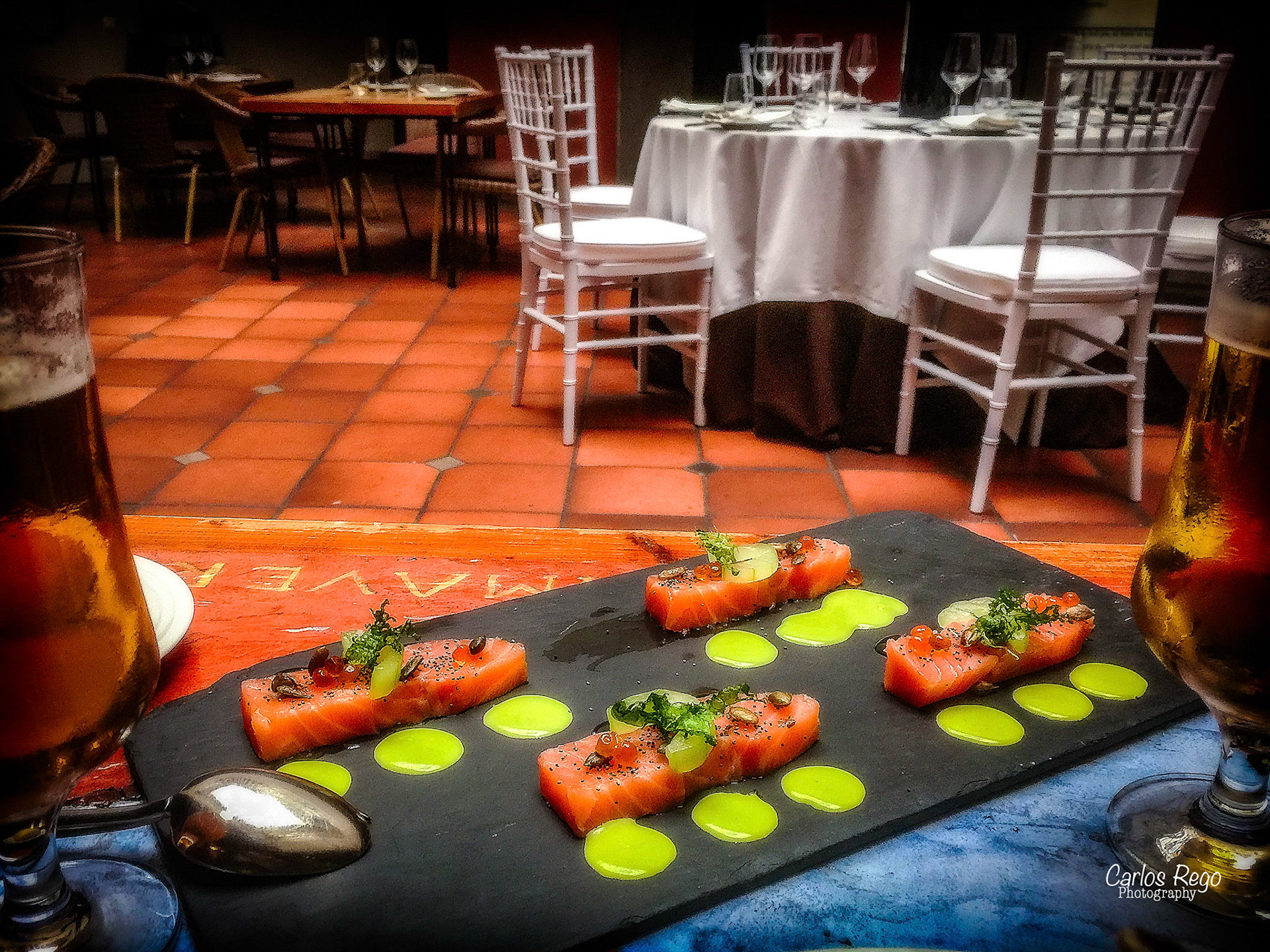 Los patios de beatas  se encuentran en el corazón del centro histórico de Málaga, a tan solo 50 metros del museo Picasso. La calle Beatas es una vía emblemática de la ciudad, hemos rehabilitado dos casas, una del S.XVIII y otra del S.XIX ambas protegidas arquitectónicamente por su belleza , valor histórico así como por sus patios interiores  Calle Beatas, 43, 29008 Málaga, España  Lomo de Salmon a la Ginebra con Salsa de Lima y Menta.