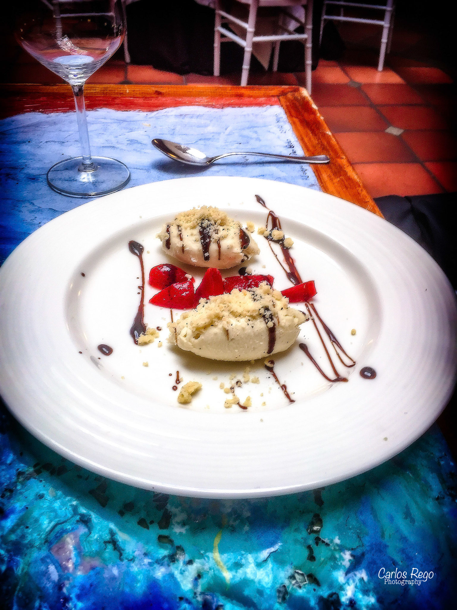 Los patios de beatas  se encuentran en el corazón del centro histórico de Málaga, a tan solo 50 metros del museo Picasso. La calle Beatas es una vía emblemática de la ciudad, hemos rehabilitado dos casas, una del S.XVIII y otra del S.XIX ambas protegidas arquitectónicamente por su belleza , valor histórico así como por sus patios interiores  Calle Beatas, 43, 29008 Málaga, España  Cheesecake con Fresas y Pimienta Negra.