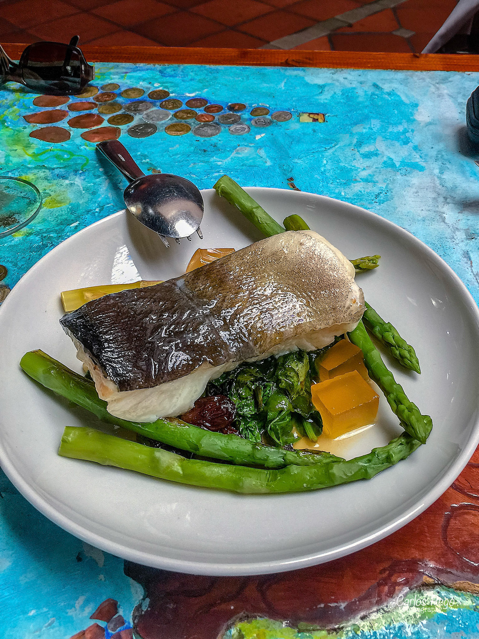 El restaurante vinoteca Los Patios de Beatas se encuentra en el corazón del centro histórico de Málaga, a tan sólo 50 metros del Museo Picasso. El establecimiento surge gracias a la rehabilitación de dos casas, una del siglo XVIII y otra del siglo XIX, ambas protegidas arquitectónicamente por su belleza, valor histórico así como por sus patios interiores. Es un espacio singular y único en el que se puede degustar lo mejor de la gastronomía internacional.  Calle Beatas, 43, 29008 Málaga, España  Bacalao confitado con frutos secos y transparencia de miel de flores