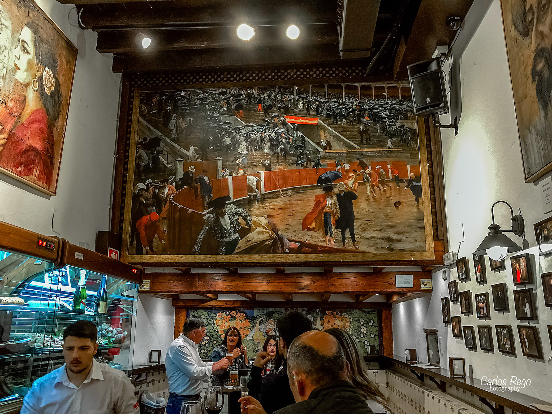 El Pimpi es un restaurante-bodega de la ciudad de Málaga, especializado en la venta de vinos de la denominación de origen Málaga. Está situado en calle Granada, en el centro histórico de la ciudad, en el inmueble que antiguamente correspondía a las caballerizas del Palacio de Buenavista. El edificio fue convertido en convento y posteriormente en sala de fiestas, funcionando con distintos nombres. Su importancia le viene por haber sido el lugar donde iniciaron su carrera diversas figuras del flamenco, tales como La Repompa de Málaga. Según algunas versiones, el nombre de El Pimpi deriva del término inglés «pimp» (en español proxeneta), en alusión el personaje de esa profesión que antiguamente llevaba a los marineros extranjeros que arribaban al puerto a los lugares donde encontrar prostitutas. En El Pimpi tiene su sede la Asociación Malagueña de Escritores. Calle Granada, 62, 29015 Málaga
