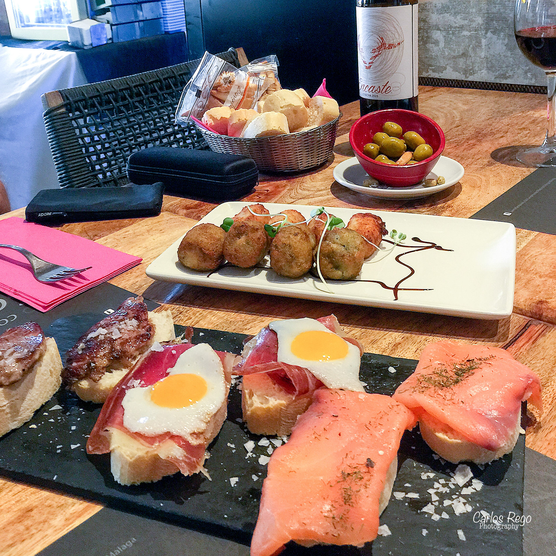 Restaurante L'experience Plaza Obispo 29015 Málaga  Tabla 1 variada (Huevos de codorniz con jamón. presa ibérica y salmón con crema de queso azul)  Mixta de croquetas caseras Croquetas caseras de espinacas y piñones Croquetas caseras de jamón de bellota