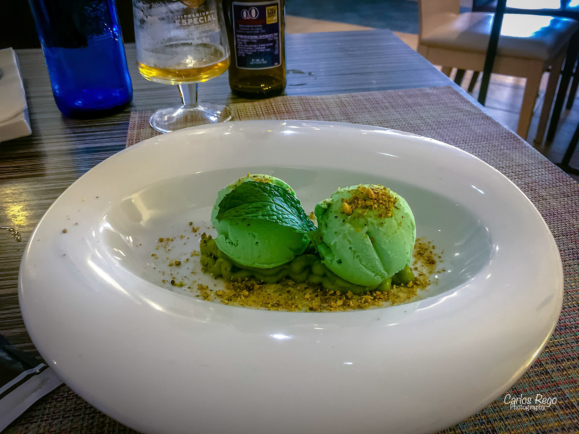 Si "casualmente" te encontraras en el centro de la historia de Málaga; entre la Alcazaba, el Teatro Romano, el Palacio de Aduana y la Catedral y además pudieras disfrutar de sus vistas tomando una copa o compartiendo algunos platos con tus amigos, Garvm es tu lugar. Calle Alcazabilla, 1, 29015 Málaga  Helado de aguacate y pistacho