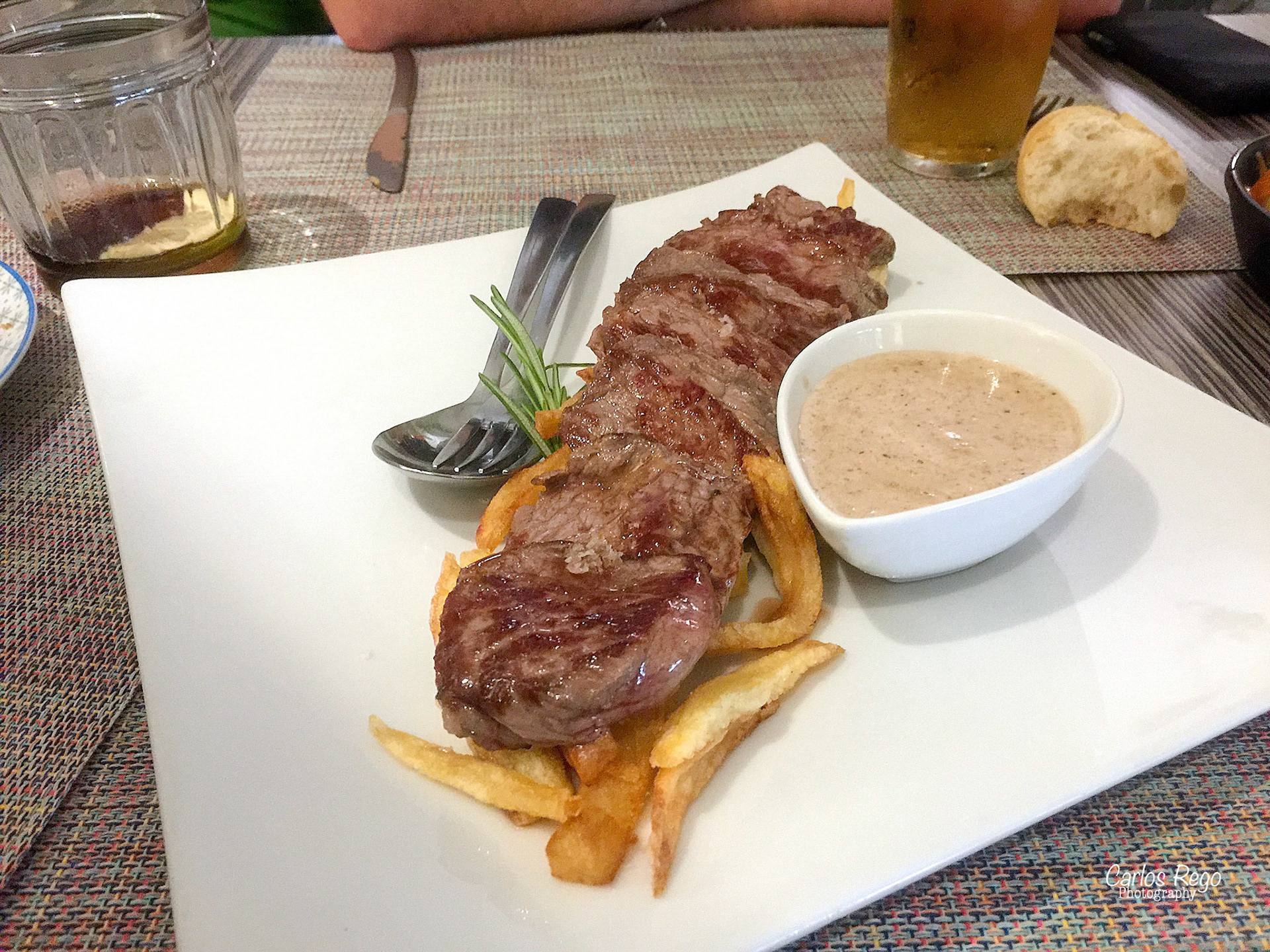 Si "casualmente" te encontraras en el centro de la historia de Málaga; entre la Alcazaba, el Teatro Romano, el Palacio de Aduana y la Catedral y además pudieras disfrutar de sus vistas tomando una copa o compartiendo algunos platos con tus amigos, Garvm es tu lugar. Calle Alcazabilla, 1, 29015 Málaga  Troceado de tenera Gallega con salsa de trufa y setas