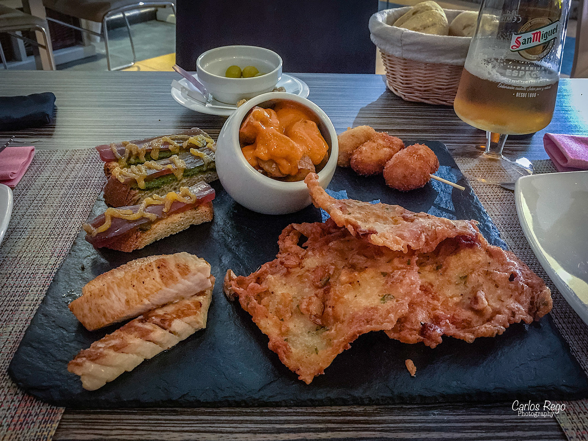 Si "casualmente" te encontraras en el centro de la historia de Málaga; entre la Alcazaba, el Teatro Romano, el Palacio de Aduana y la Catedral y además pudieras disfrutar de sus vistas tomando una copa o compartiendo algunos platos con tus amigos, Garvm es tu lugar. Calle Alcazabilla, 1, 29015 Málaga  Degustación de Tapas Sardinas anchoadas, Papas con mojo picon, Croquetas, Ventresca de atún, Tortillitas de camarones, 