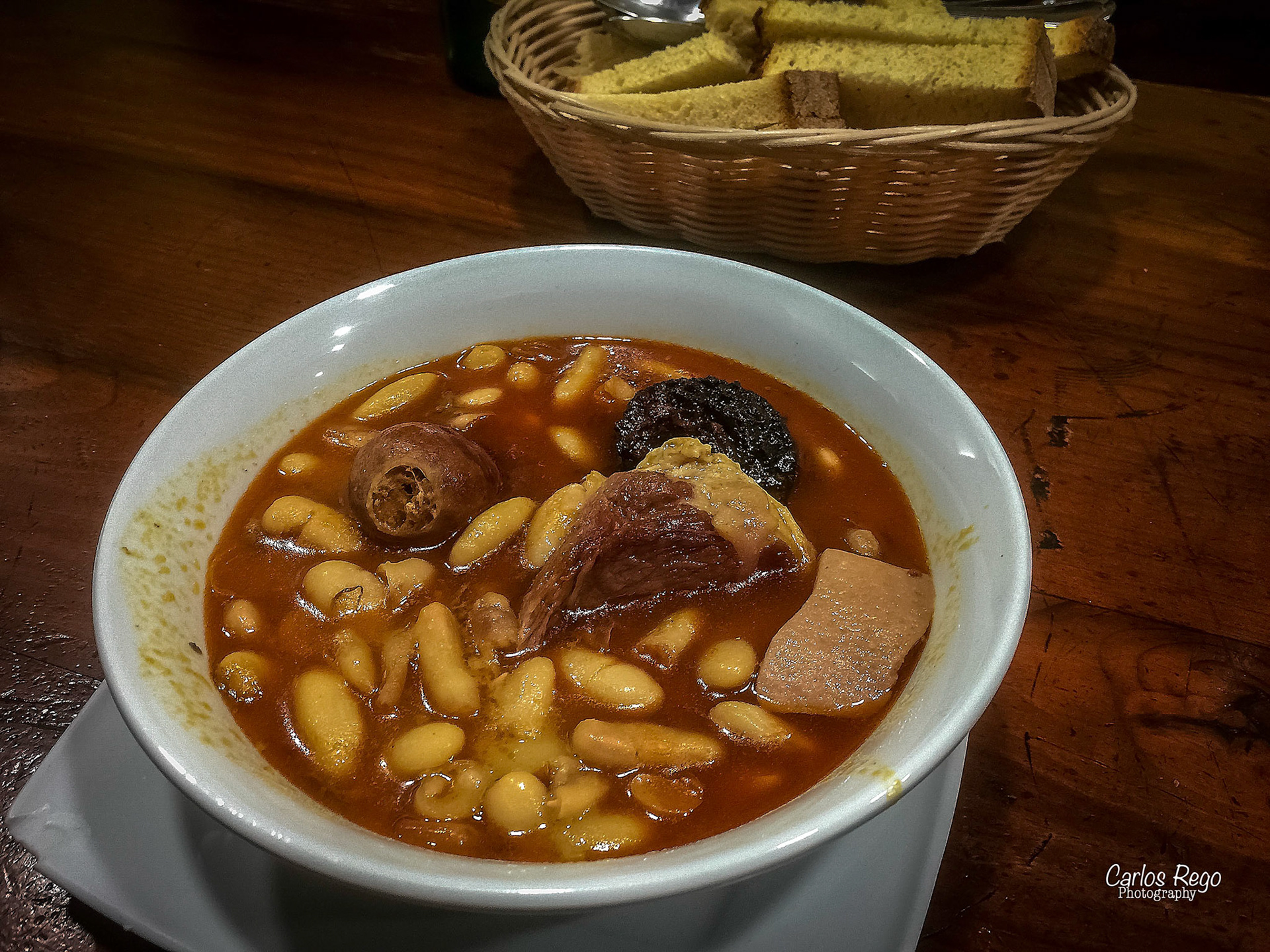 Asturiano informal. Es una tasca un poco escondida‚ pero en pleno centro histórico‚ con especialidades asturianas. -   Meson Astur - Calle Capitán, 3, 29008 Málaga -   Fabada Asturiana