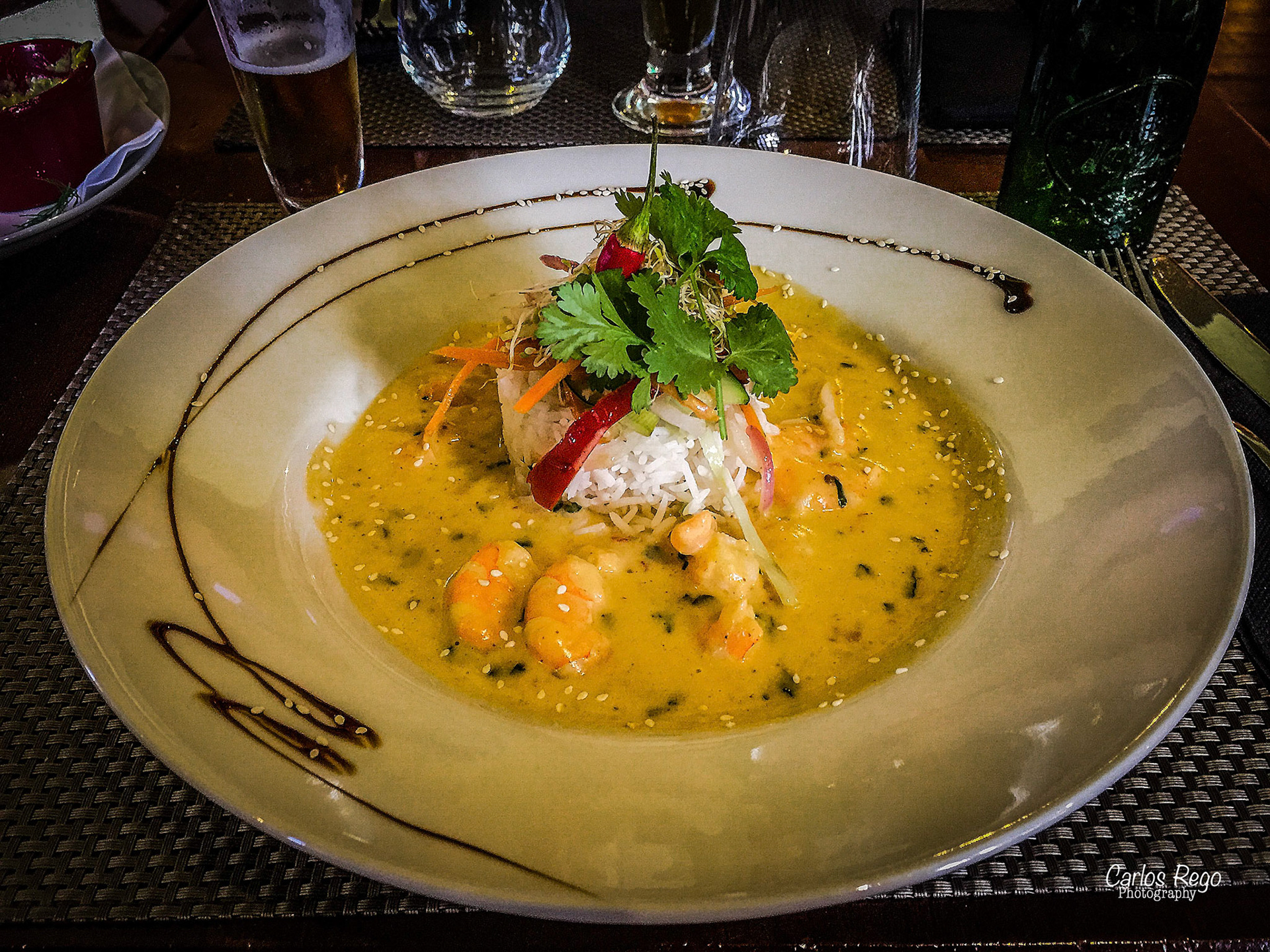 Citron Bar&Restaurant - Plaza de la Merced 10, Málaga  CHICKEN THAI con verduras en salsa de curry rojo, leche de coco y cilantro. Cremoso y picante servido con arroz thai