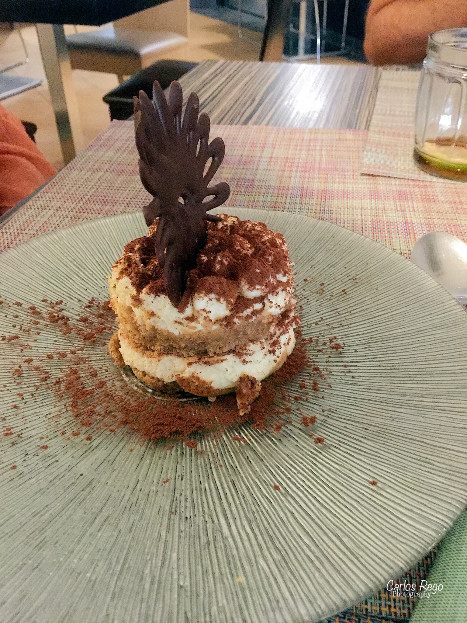 Si "casualmente" te encontraras en el centro de la historia de Málaga; entre la Alcazaba, el Teatro Romano, el Palacio de Aduana y la Catedral y además pudieras disfrutar de sus vistas tomando una copa o compartiendo algunos platos con tus amigos, Garvm es tu lugar. Calle Alcazabilla, 1, 29015 Málaga  Tiramisu al vino dulce de Málaga