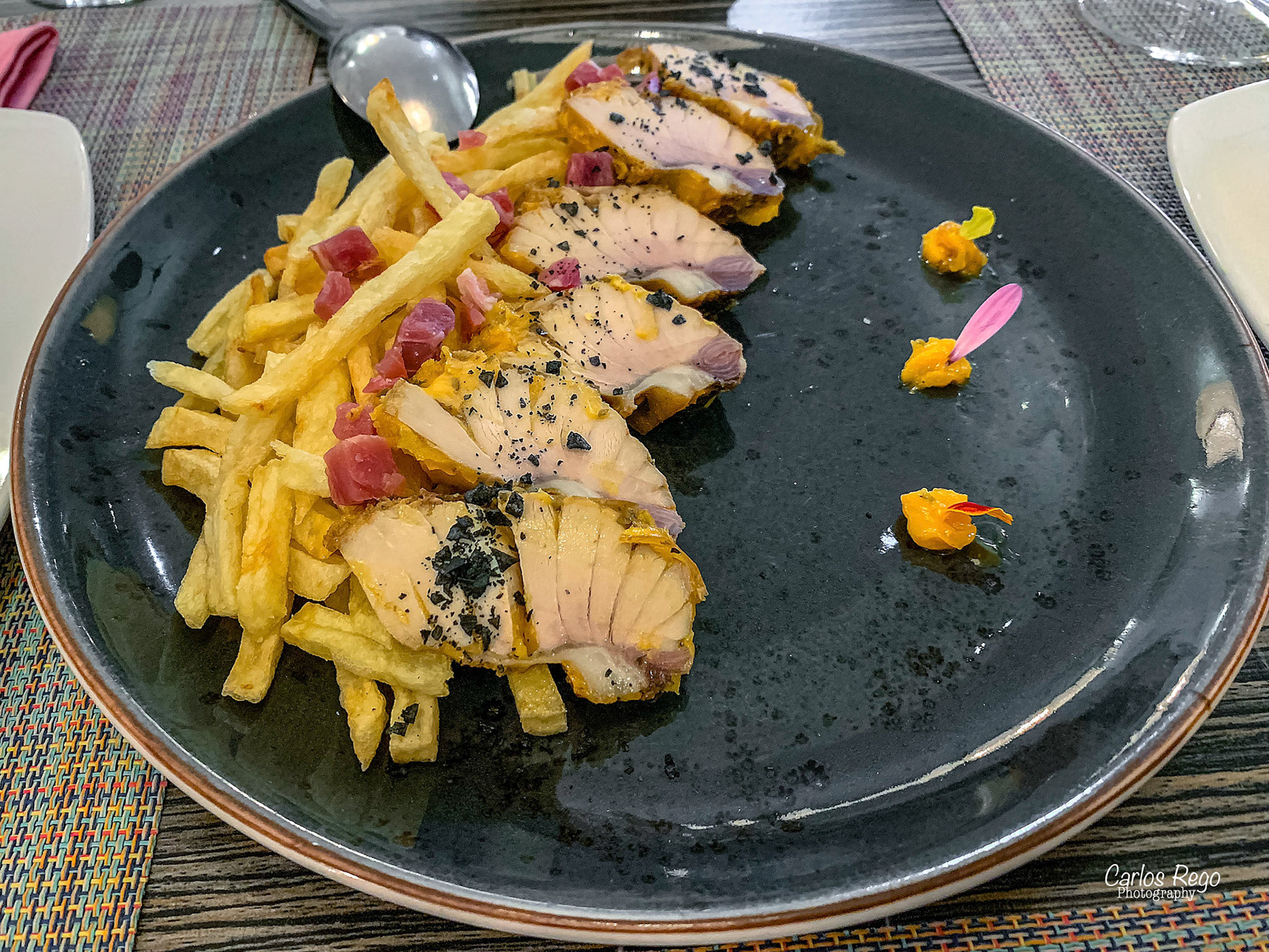 Restaurante Garum:  "casualmente" te encontraras en el centro de la historia de Málaga; entre la Alcazaba, el Teatro Romano, el Palacio de Aduana y la Catedral y además pudieras disfrutar de sus vistas tomando una copa o compartiendo algunos platos con tus amigos, Garvm es tu lugar. Calle Alcazabilla, 1, 29015 Málaga  Atún en manteca con jamón y patatas