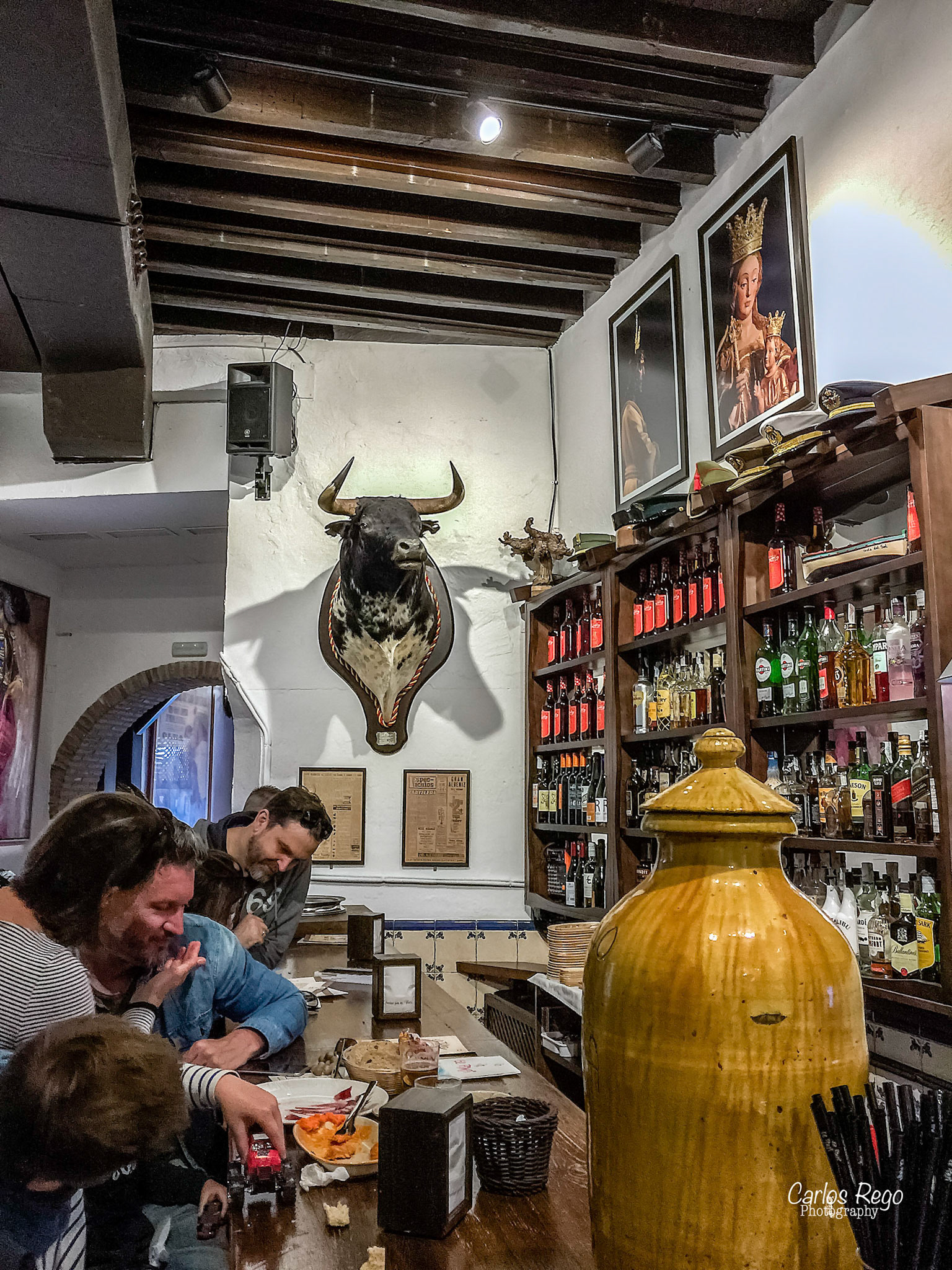 El Pimpi es un restaurante-bodega de la ciudad de Málaga, especializado en la venta de vinos de la denominación de origen Málaga. Está situado en calle Granada, en el centro histórico de la ciudad, en el inmueble que antiguamente correspondía a las caballerizas del Palacio de Buenavista. El edificio fue convertido en convento y posteriormente en sala de fiestas, funcionando con distintos nombres. Su importancia le viene por haber sido el lugar donde iniciaron su carrera diversas figuras del flamenco, tales como La Repompa de Málaga. Según algunas versiones, el nombre de El Pimpi deriva del término inglés «pimp» (en español proxeneta), en alusión el personaje de esa profesión que antiguamente llevaba a los marineros extranjeros que arribaban al puerto a los lugares donde encontrar prostitutas. En El Pimpi tiene su sede la Asociación Malagueña de Escritores. Calle Granada, 62, 29015 Málaga