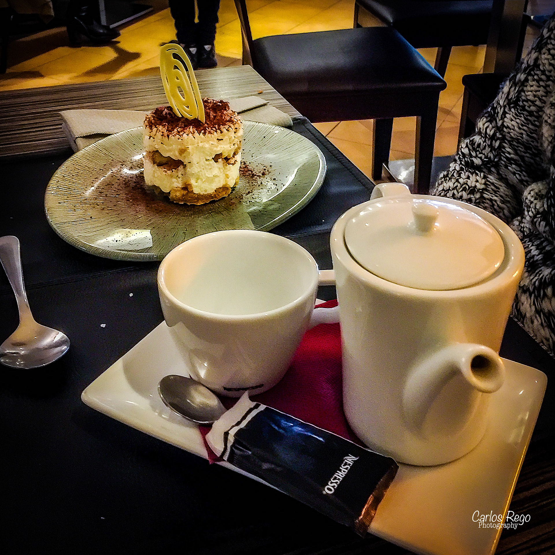 Si "casualmente" te encontraras en el centro de la historia de Málaga; entre la Alcazaba, el Teatro Romano, el Palacio de Aduana y la Catedral y además pudieras disfrutar de sus vistas tomando una copa o compartiendo algunos platos con tus amigos, Garvm es tu lugar. Calle Alcazabilla, 1, 29015 Málaga  Brownie con Mars y Cafe con leche