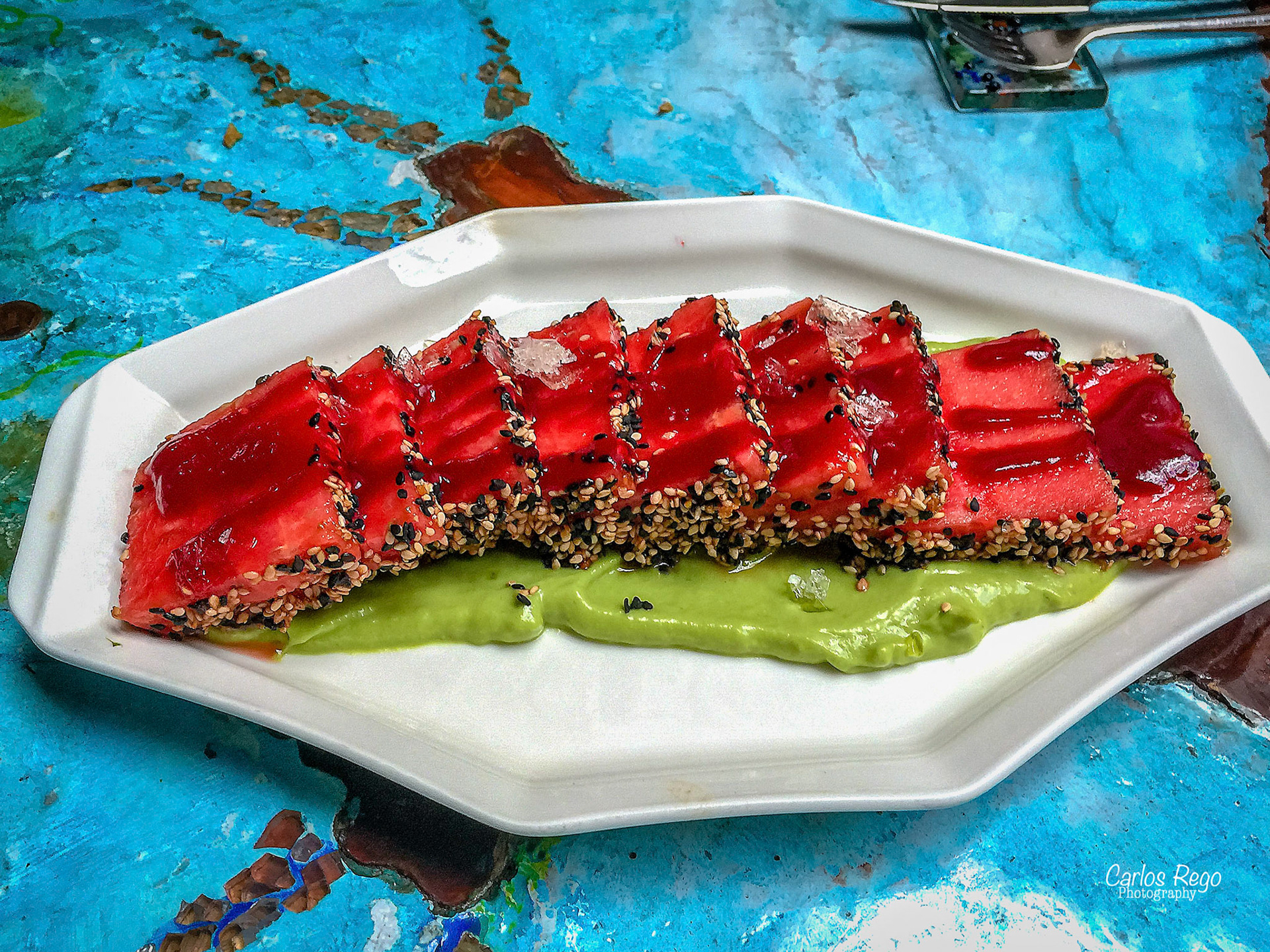 El restaurante vinoteca Los Patios de Beatas se encuentra en el corazón del centro histórico de Málaga, a tan sólo 50 metros del Museo Picasso. El establecimiento surge gracias a la rehabilitación de dos casas, una del siglo XVIII y otra del siglo XIX, ambas protegidas arquitectónicamente por su belleza, valor histórico así como por sus patios interiores. Es un espacio singular y único en el que se puede degustar lo mejor de la gastronomía internacional.  Calle Beatas, 43, 29008 Málaga, España  Tataki de Sandia