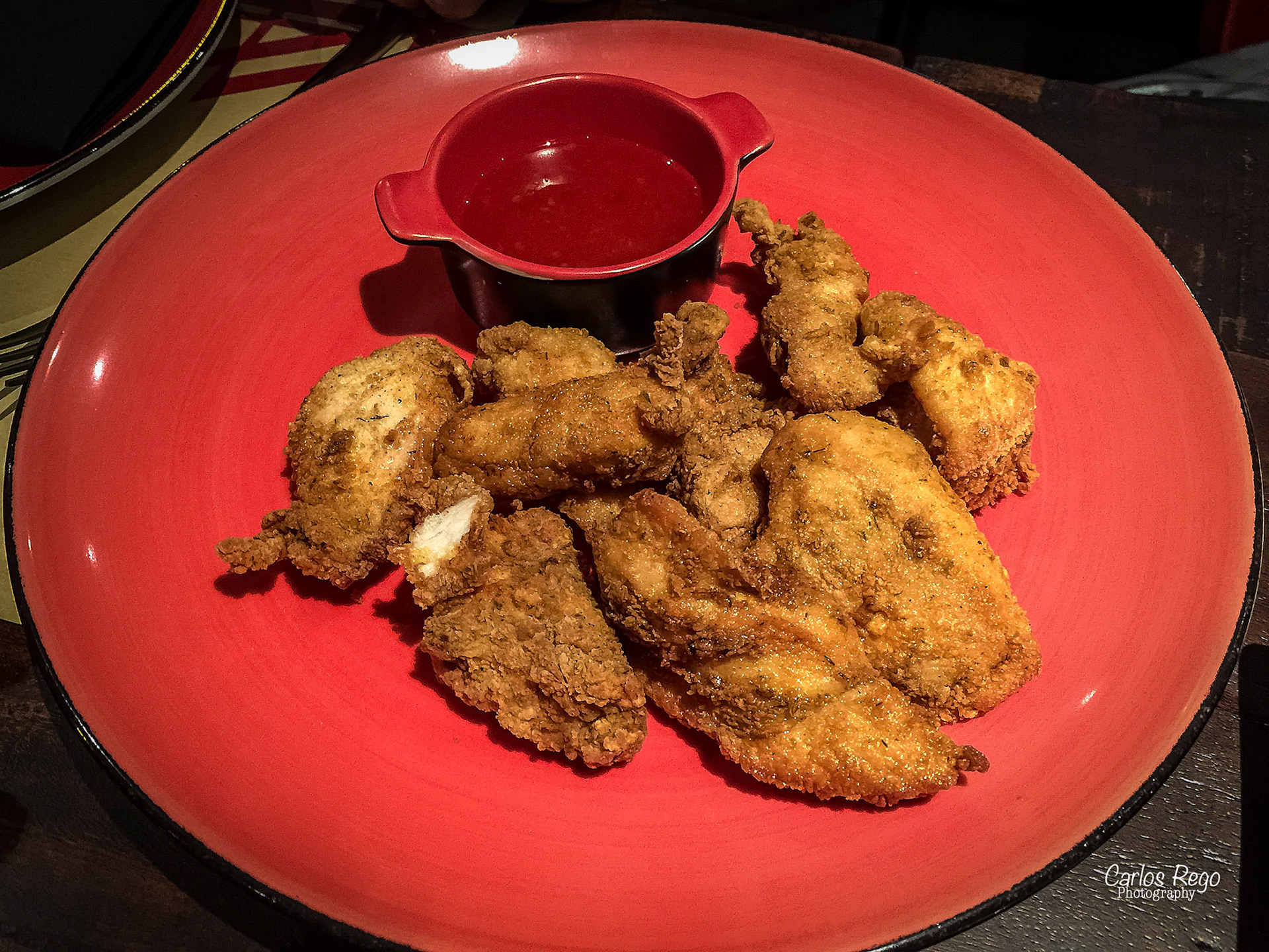 La Fabrica - Cerveceria artesanal Cruzcampo La Fábrica de Cruzcampo - cervecería y restaurante en Málaga, con exposiciones, conciertos y cerveza artesanal, elaborada en exclusiva en el Soho de Málaga. Dirección: Calle Trinidad Grund, 29, 29001 Málaga  Pollo Crujiente estilo Kentucky con Sweet Chili