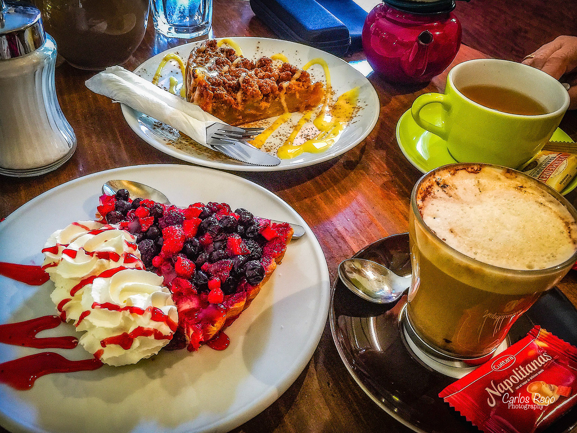 La Tetería se encuentra situada, frente a la Iglesia de San Agustín, y el museo Picasso y cerca de la Catedral. Calle San Agustín, 9, 29015 Málaga  Tarta Frutos del bosque, Tarta de Nueces y Cafe y te 