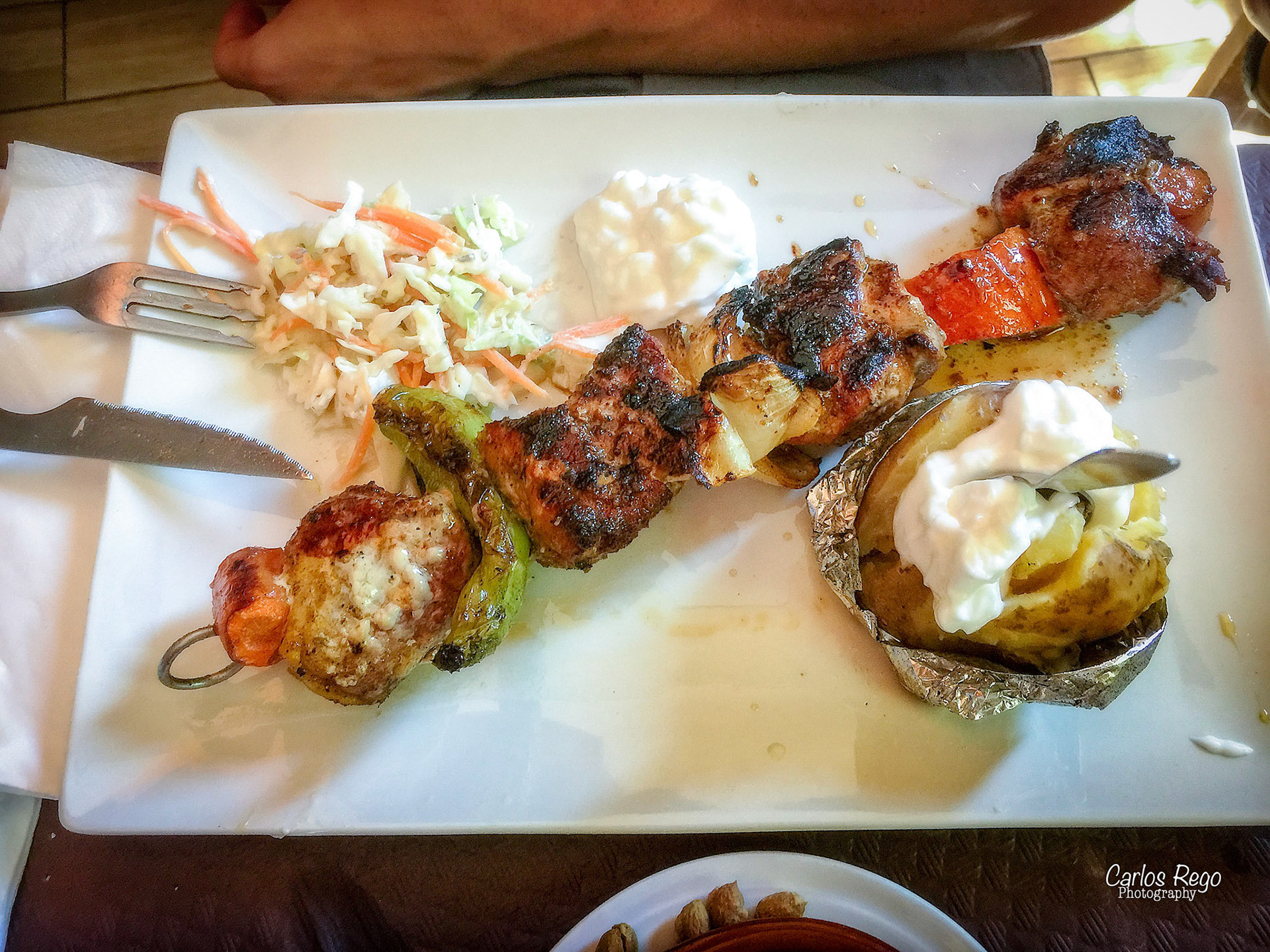 Meson El Pimiento - Calle Bocanegra, 29003 Málaga  Brochetón de pechuga de pollo con patata asada