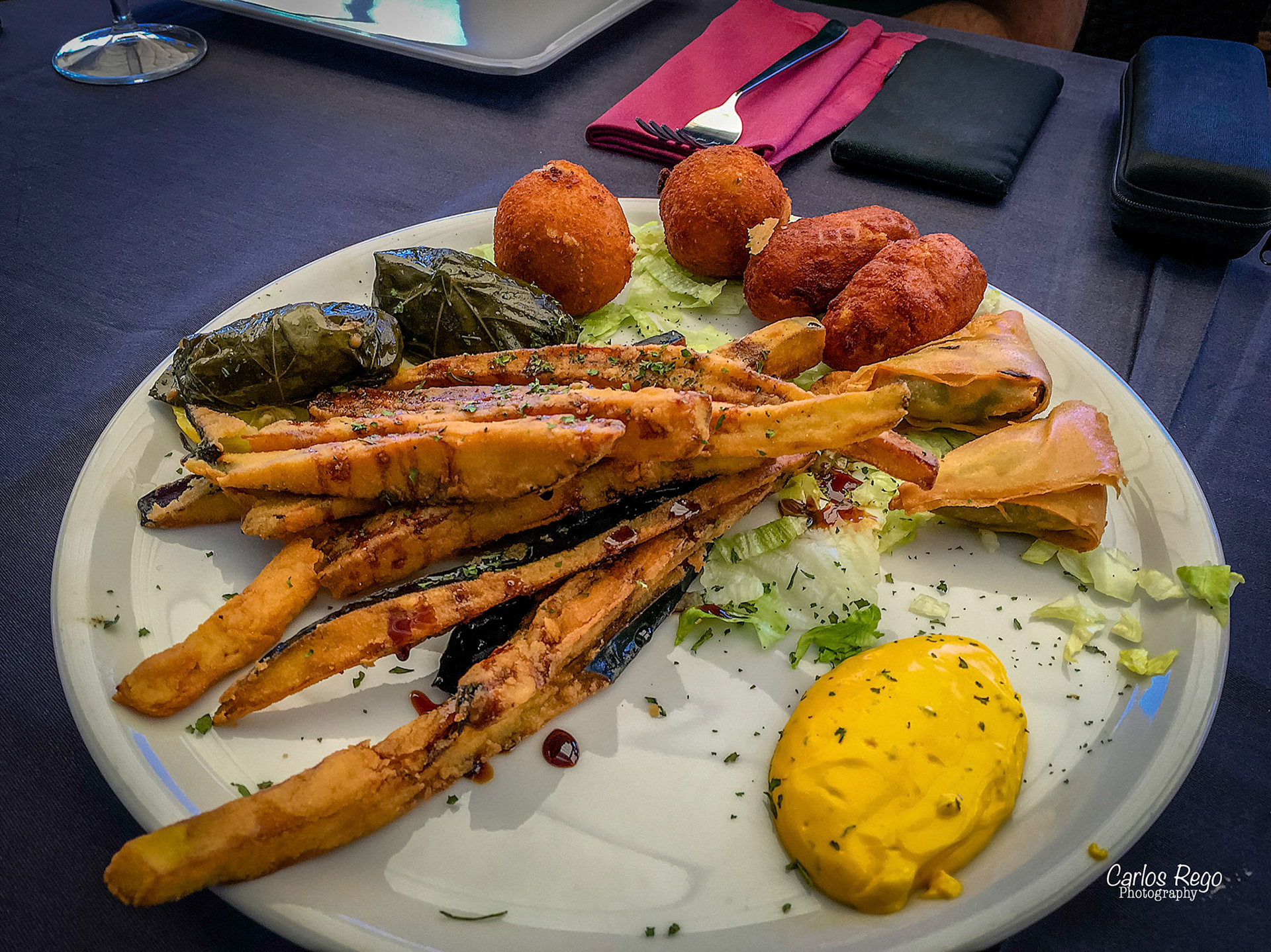 Saloniki Cocina Griega - Entremeses Griegos -  Se encuentra situado en uno de los lugares más privilegiados de la ciudad, en Muelle Uno. Disfruta de las vistas mientras comes en el restaurante.  Dirección: Muelle Uno Local 60, Puerto de Málaga, 29001