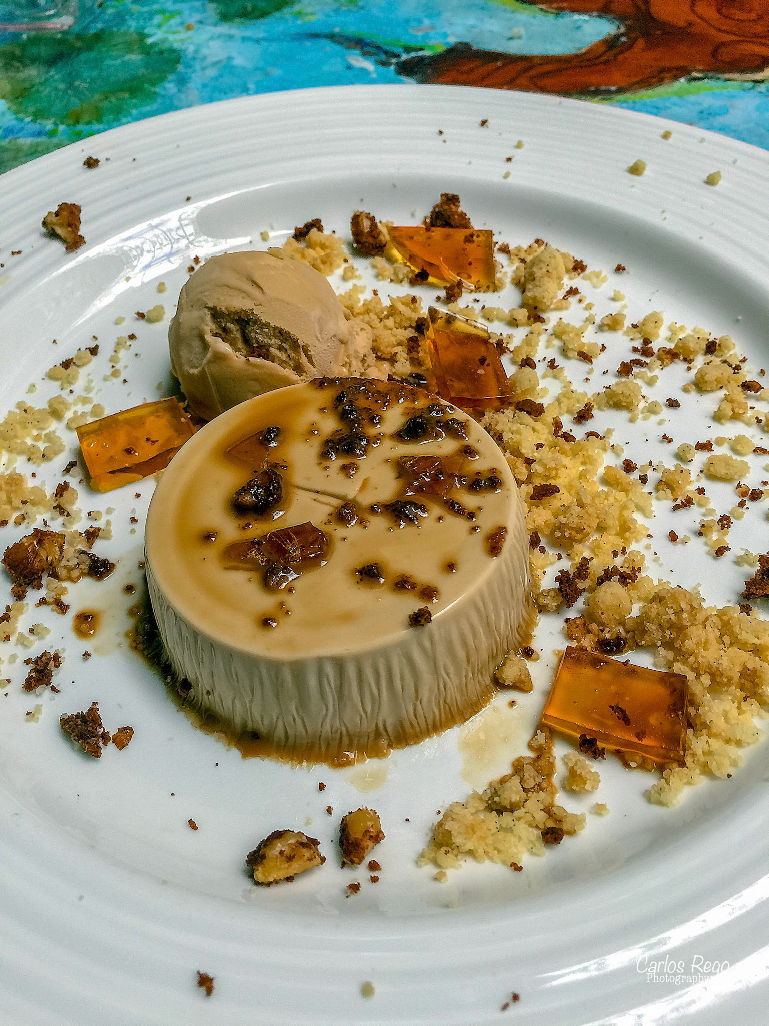 El restaurante vinoteca Los Patios de Beatas se encuentra en el corazón del centro histórico de Málaga, a tan sólo 50 metros del Museo Picasso. El establecimiento surge gracias a la rehabilitación de dos casas, una del siglo XVIII y otra del siglo XIX, ambas protegidas arquitectónicamente por su belleza, valor histórico así como por sus patios interiores. Es un espacio singular y único en el que se puede degustar lo mejor de la gastronomía internacional.  Calle Beatas, 43, 29008 Málaga, España  Pannacotta de Café