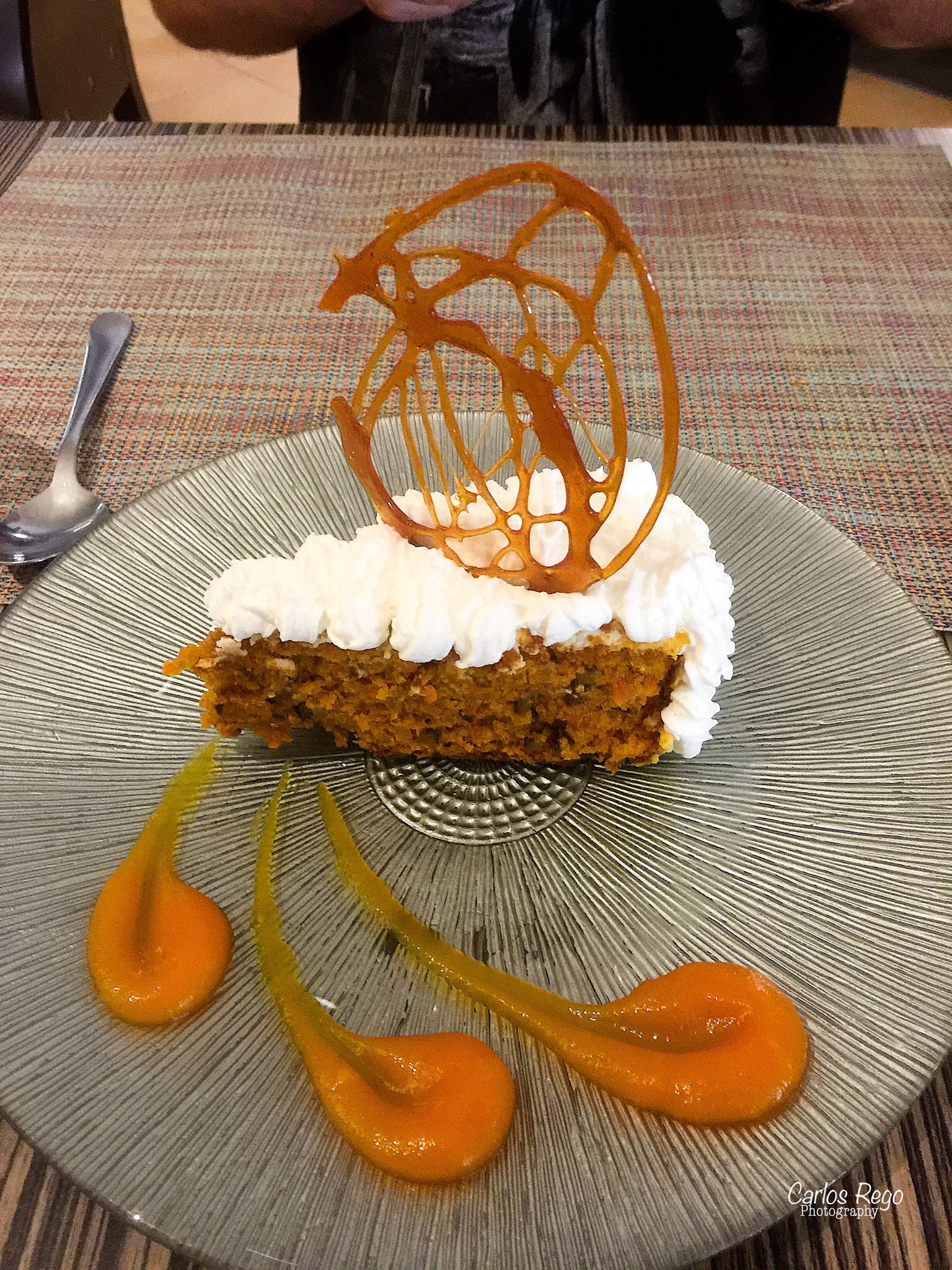 Si "casualmente" te encontraras en el centro de la historia de Málaga; entre la Alcazaba, el Teatro Romano, el Palacio de Aduana y la Catedral y además pudieras disfrutar de sus vistas tomando una copa o compartiendo algunos platos con tus amigos, Garvm es tu lugar. Calle Alcazabilla, 1, 29015 Málaga  Tarta de Zanahoria