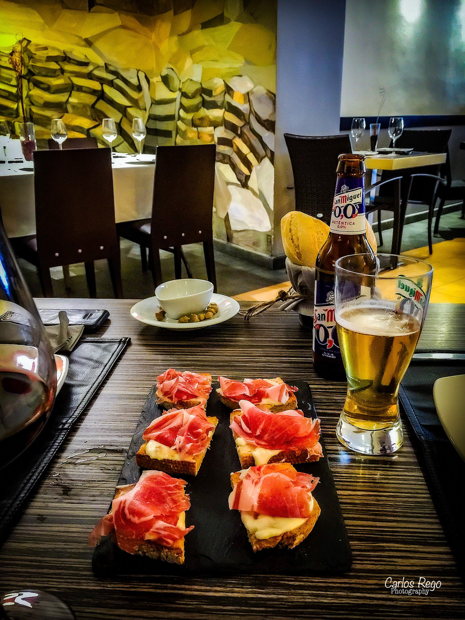 Si "casualmente" te encontraras en el centro de la historia de Málaga; entre la Alcazaba, el Teatro Romano, el Palacio de Aduana y la Catedral y además pudieras disfrutar de sus vistas tomando una copa o compartiendo algunos platos con tus amigos, Garvm es tu lugar. Calle Alcazabilla, 1, 29015 Málaga  Tosta de jamon iberico pimiento y fondue de quesos