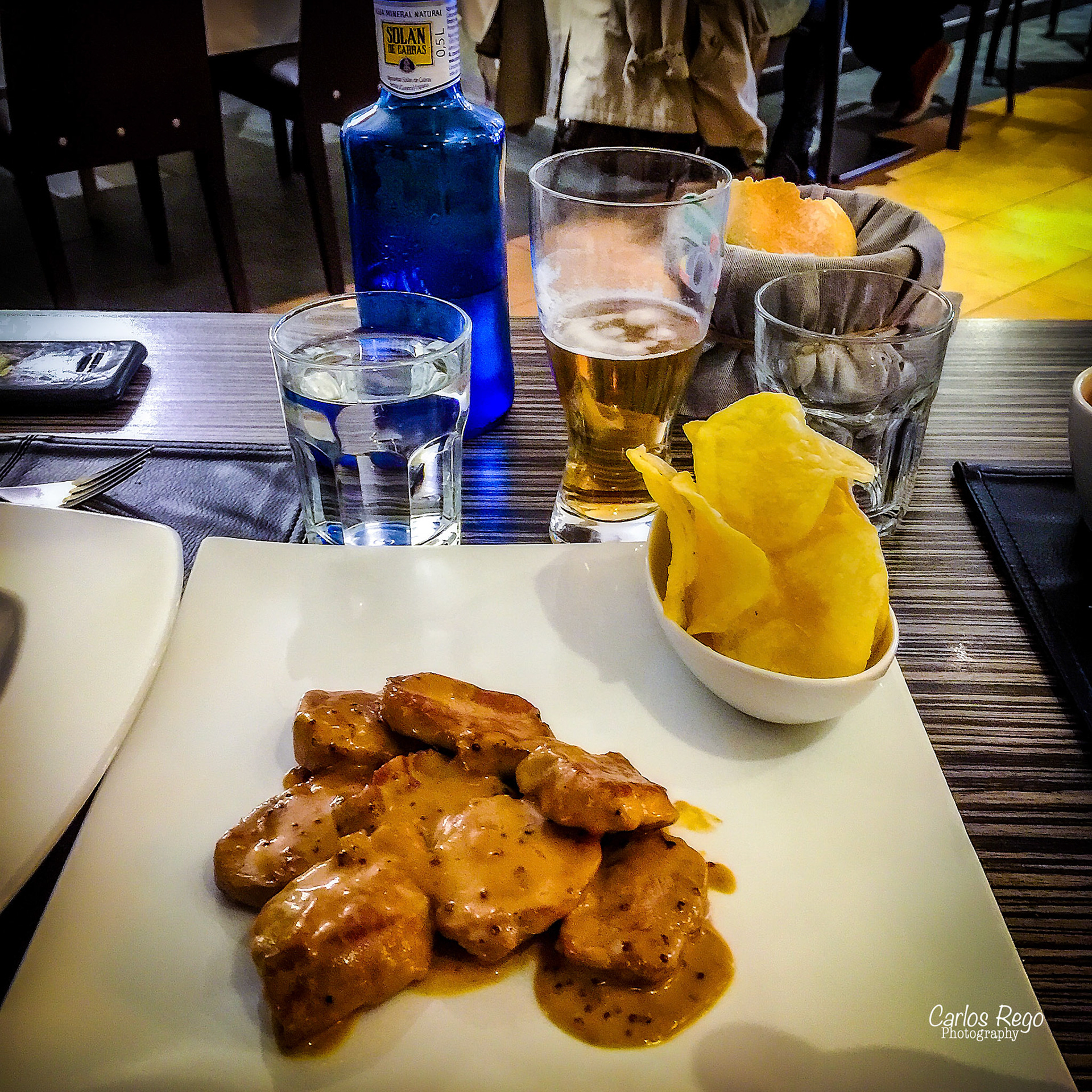 Si "casualmente" te encontraras en el centro de la historia de Málaga; entre la Alcazaba, el Teatro Romano, el Palacio de Aduana y la Catedral y además pudieras disfrutar de sus vistas tomando una copa o compartiendo algunos platos con tus amigos, Garvm es tu lugar. Calle Alcazabilla, 1, 29015 Málaga  Solomillo de cerdo con salsa de mostaza y miel