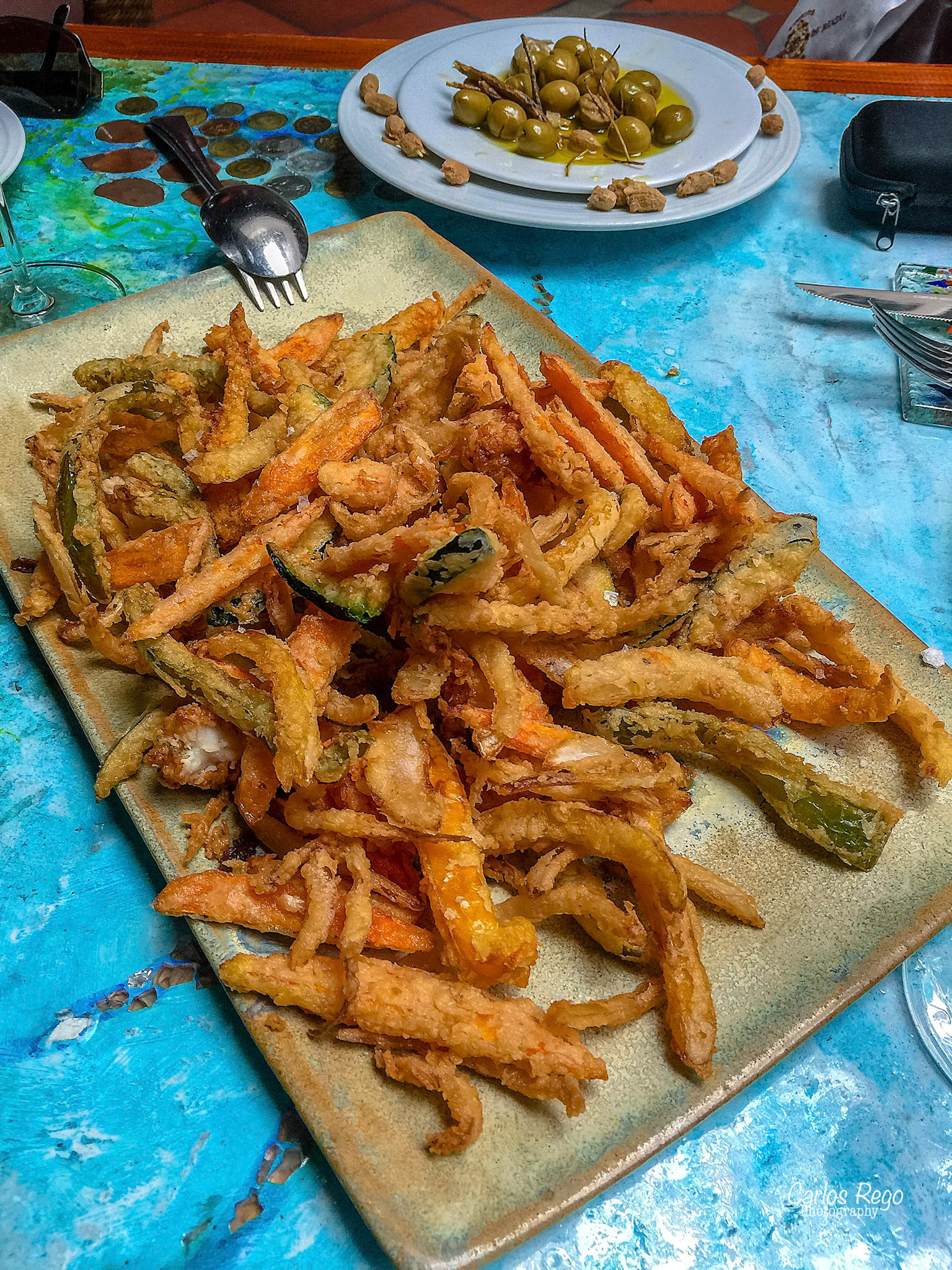 El restaurante vinoteca Los Patios de Beatas se encuentra en el corazón del centro histórico de Málaga, a tan sólo 50 metros del Museo Picasso. El establecimiento surge gracias a la rehabilitación de dos casas, una del siglo XVIII y otra del siglo XIX, ambas protegidas arquitectónicamente por su belleza, valor histórico así como por sus patios interiores. Es un espacio singular y único en el que se puede degustar lo mejor de la gastronomía internacional.  Calle Beatas, 43, 29008 Málaga, España  Fritura de la mar y la huerta