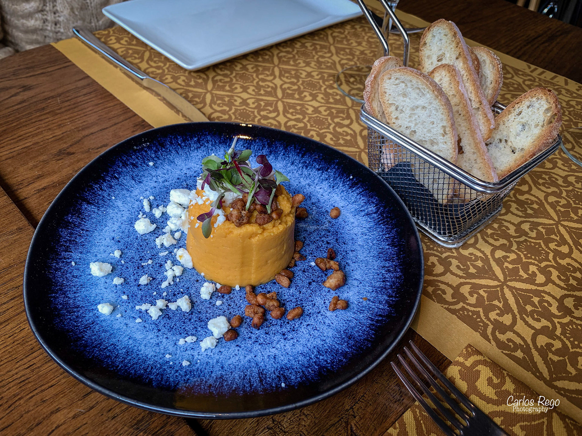 Alcazaba Premium Hoste - Restaurante Batik - Málaga C/ Alcazabilla, 12. 29015 Málaga  Hummus de calabaza avainillada Feta y piñones garrapiñados