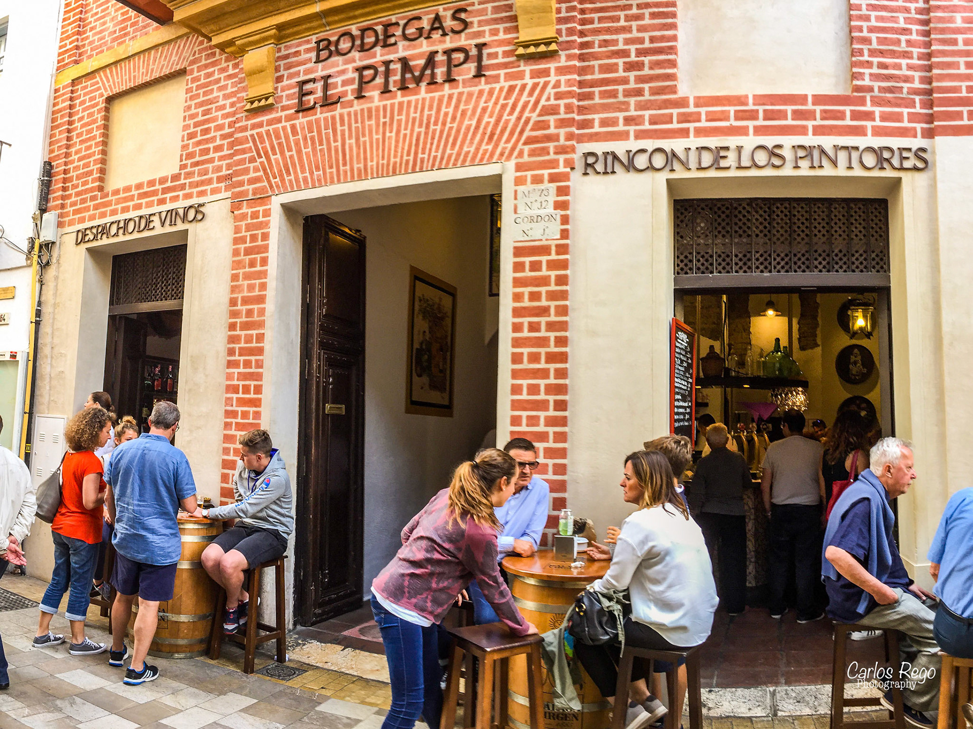 El Pimpi Fundado en 1971, El Pimpi se encuentra ubicado en un antiguo caserón malagueño del siglo XVIII y es una de las bodegas con más solera de Málaga. Dirección: Calle Granada, 62, 29015 Málaga  Panoramica 3 tomas verticales