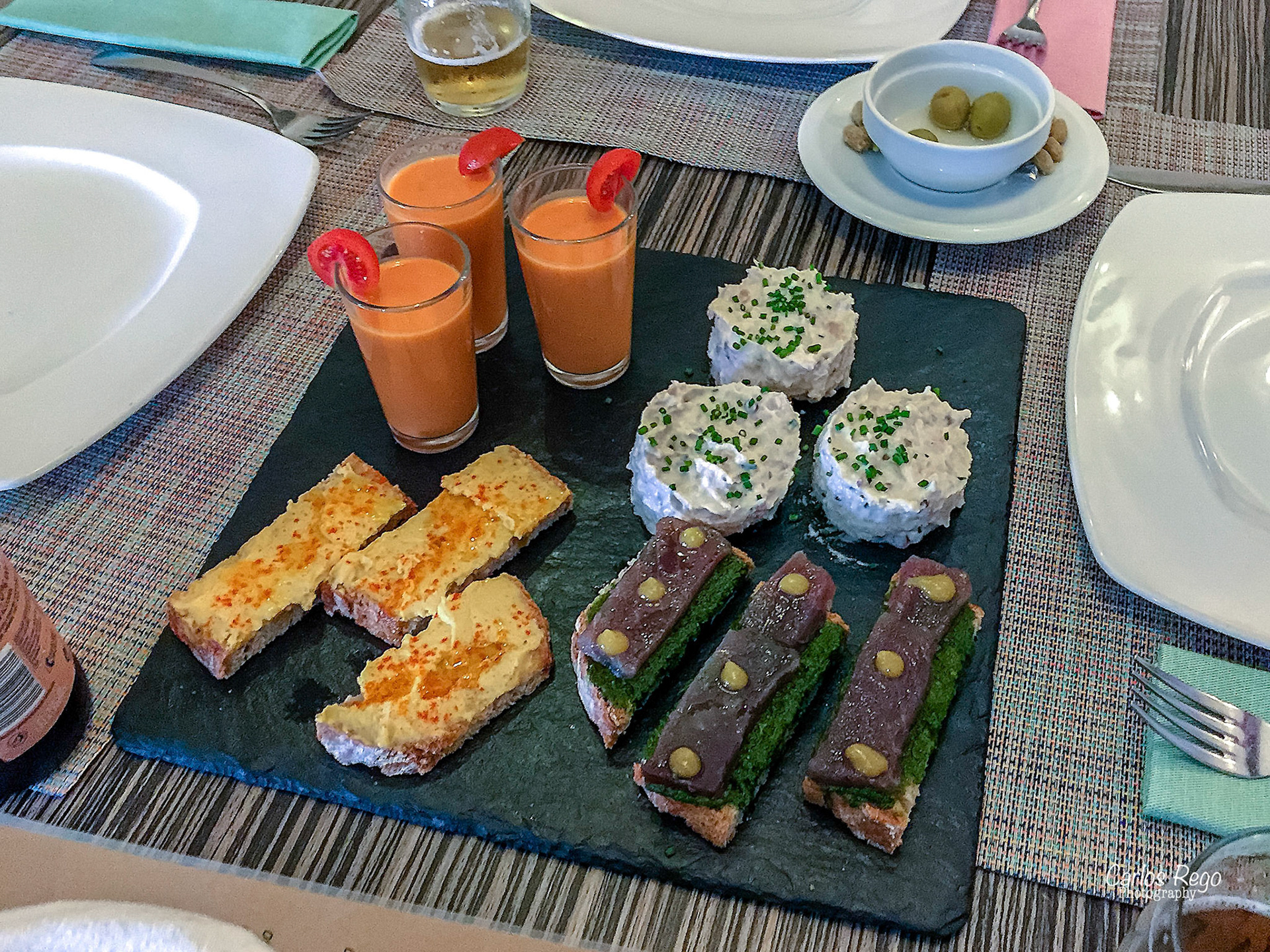 Restaurante Garvm  Si "casualmente" te encontraras en el centro de la historia de Málaga; entre la Alcazaba, el Teatro Romano, el Palacio de Aduana y la Catedral y además pudieras disfrutar de sus vistas tomando una copa o compartiendo algunos platos con tus amigos, Garvm es tu lugar.  Ensaladilla rusa de pulpo y langostinos, Filetes de atún ahumado, Gazpachos, Tosta de queso canario  Calle Alcazabilla, 1, 29015 Málaga