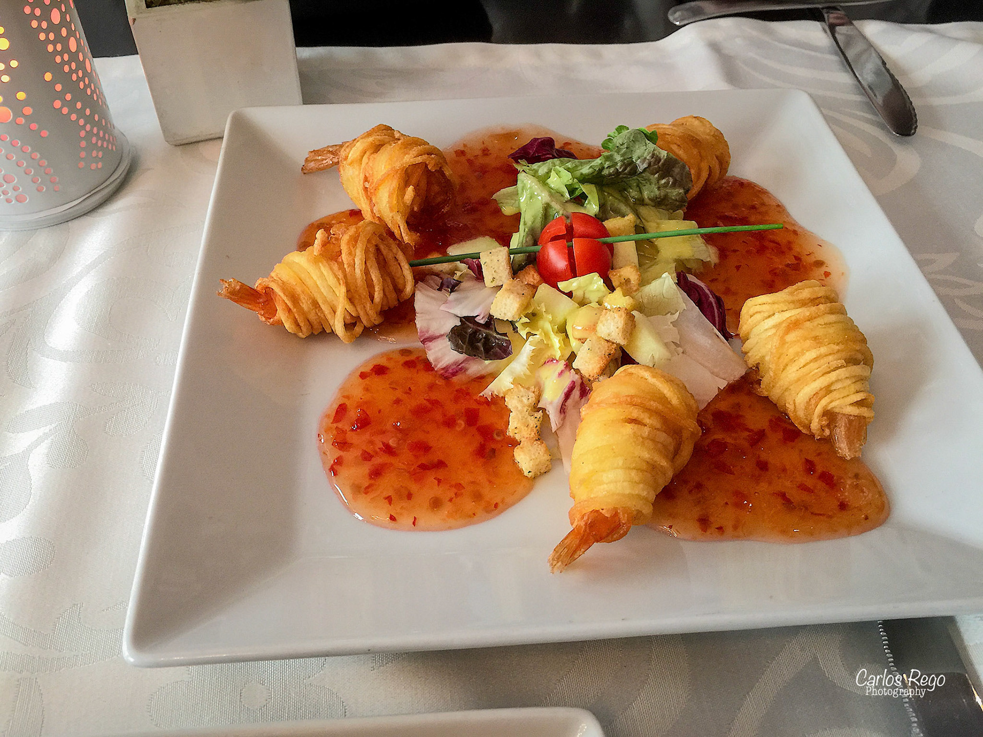 Vino Mío es un restaurante elegante y acogedor con una terraza increíble a los pies del teatro Cervantes Plaza Jerónimo Cuervo 2,  29012 Málaga  Atadillos de Langostinos  Langostinos envueltos en un nido de patata servido con guarnición de ensalada y salsa de chile dulce