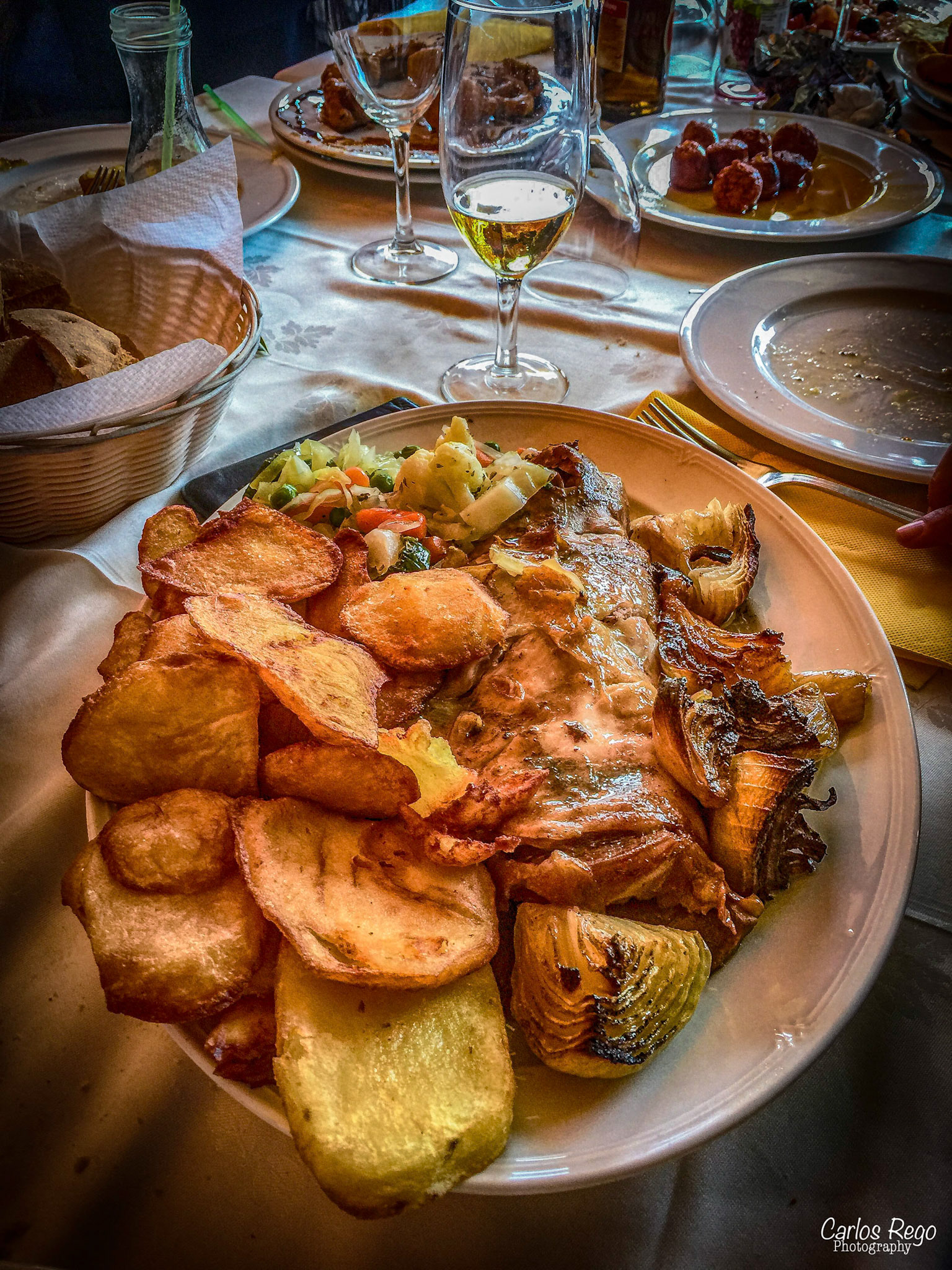 Venta Ventorrillo de Santa Clara. Restaurate donde degustar platos de la zona como el "Plato de Los Montes", además de otras carnes como cordero o entrecot.  Dispone de Chimenea, parking y aseos accesibles.   Dirección. Carretera de Colmenar (A- 7000 )km 28, 29013 Málaga. Parque natural Montes de Málaga  Paletilla de Cordero con guarnición.