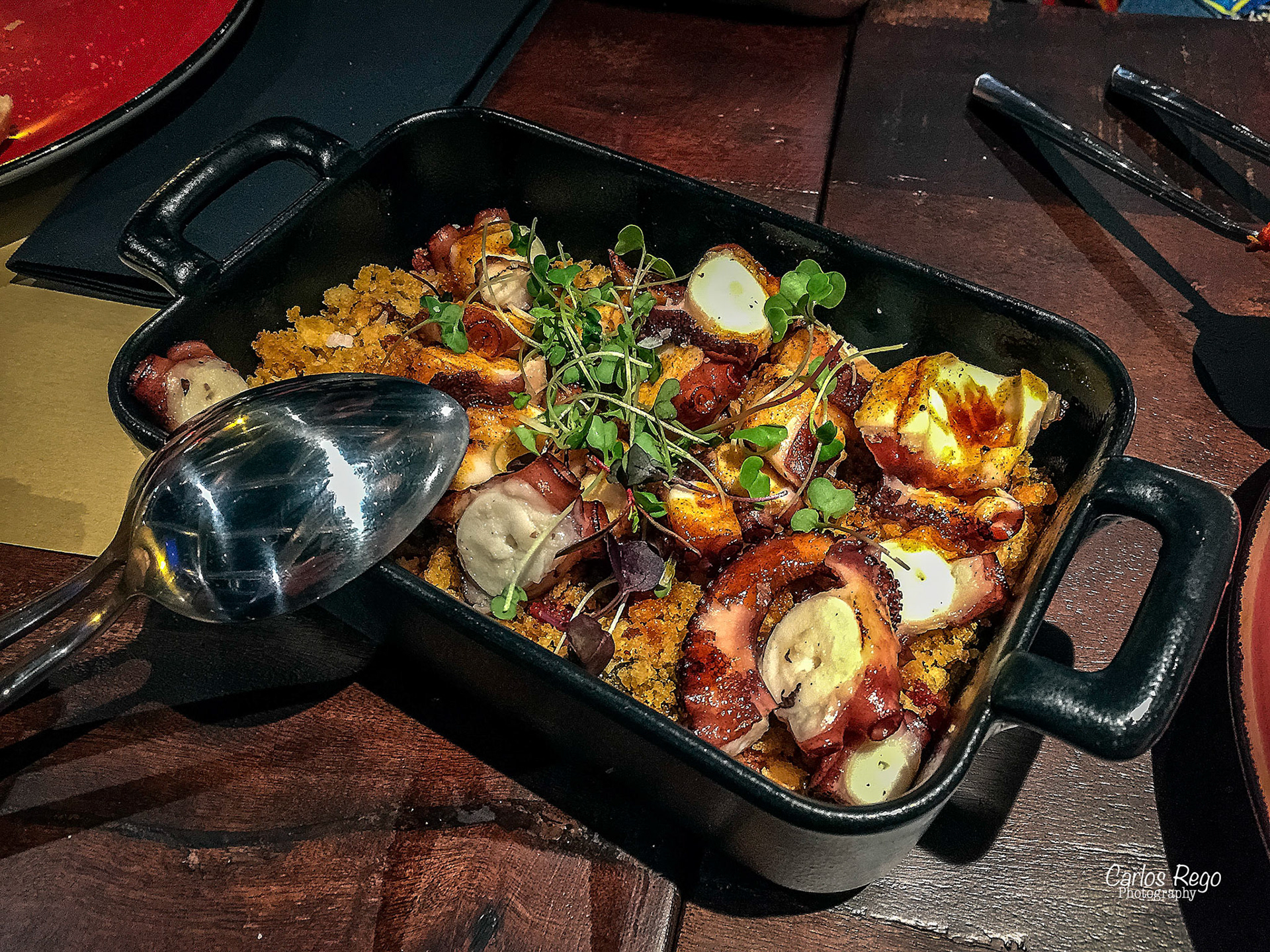 La Fabrica - Cerveceria artesanal Cruzcampo   La Fábrica de Cruzcampo - cervecería y restaurante en Málaga, con exposiciones, conciertos y cerveza artesanal, elaborada en exclusiva en el Soho de Málaga. Dirección: Calle Trinidad Grund, 29, 29001 Málaga  Pulpo braseado y Migas Camperas a la Gallega