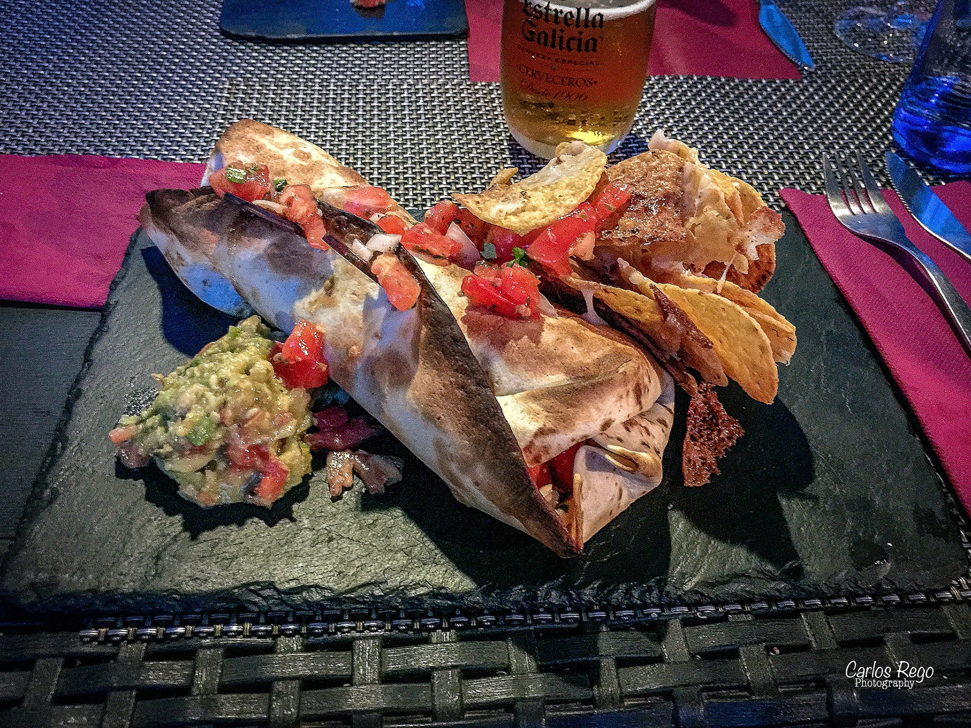 Restaurante La Casita Dirección: Calle Cardenal Herrera Oria, 5, 29360 Montejaque, Málaga  Burrito con nachos queso y guacamole