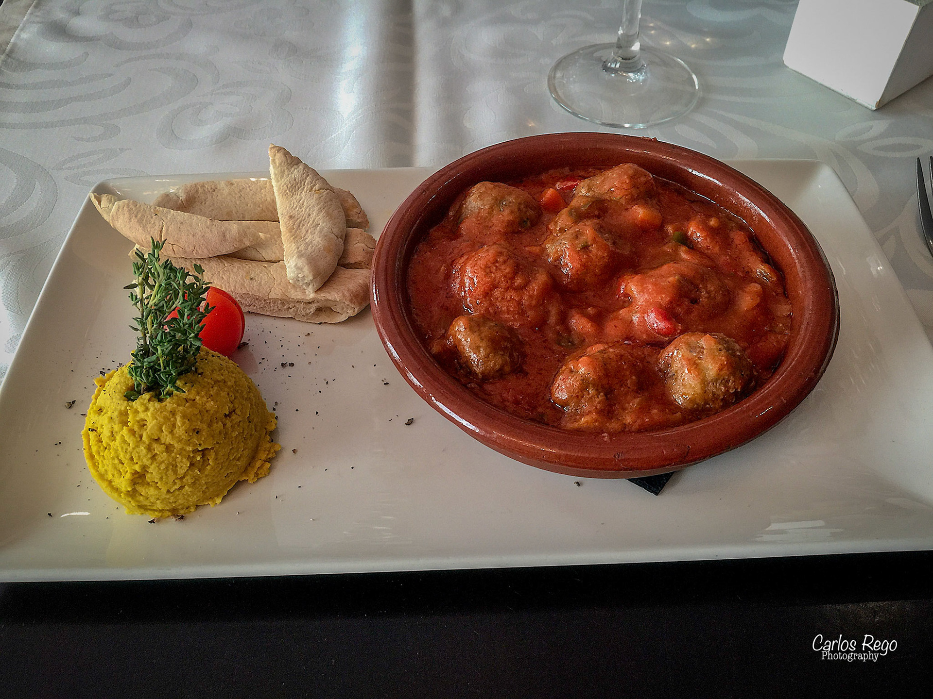 Vino Mío es un restaurante elegante y acogedor con una terraza increíble a los pies del teatro Cervantes Plaza Jerónimo Cuervo 2,  29012 Málaga  Kefta Bouznika  Albóndigas de codero al horno con salsa especiada