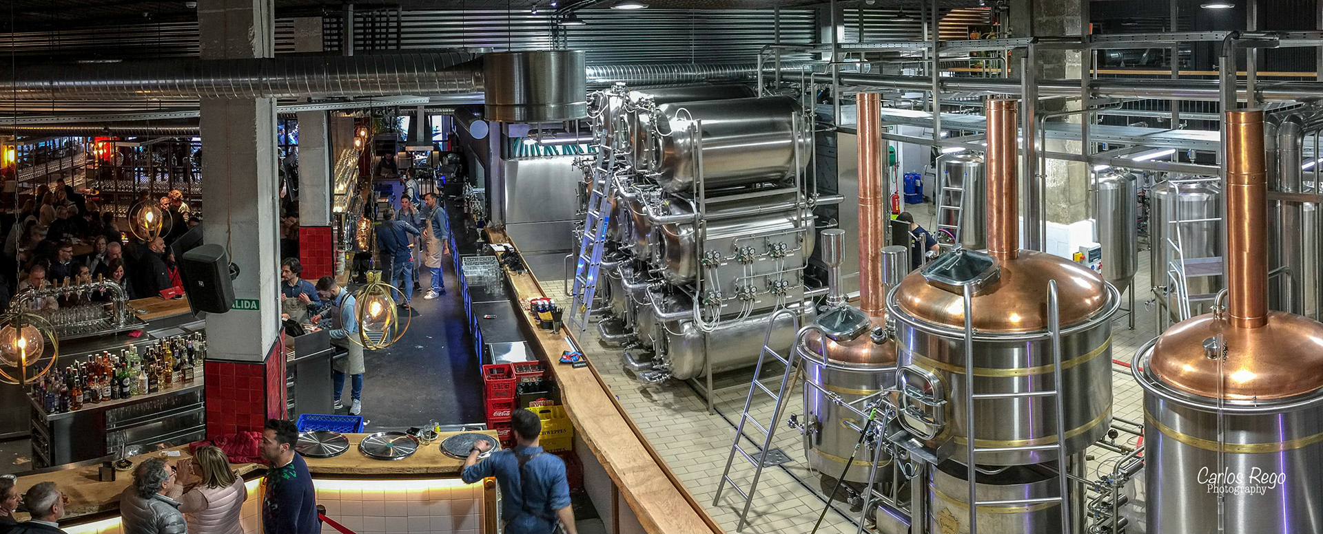 La Fabrica - Cerveceria artesanal Cruzcampo   La Fábrica de Cruzcampo - cervecería y restaurante en Málaga, con exposiciones, conciertos y cerveza artesanal, elaborada en exclusiva en el Soho de Málaga. Dirección: Calle Trinidad Grund, 29, 29001 Málaga  Panoramica 2 tomas horizontales