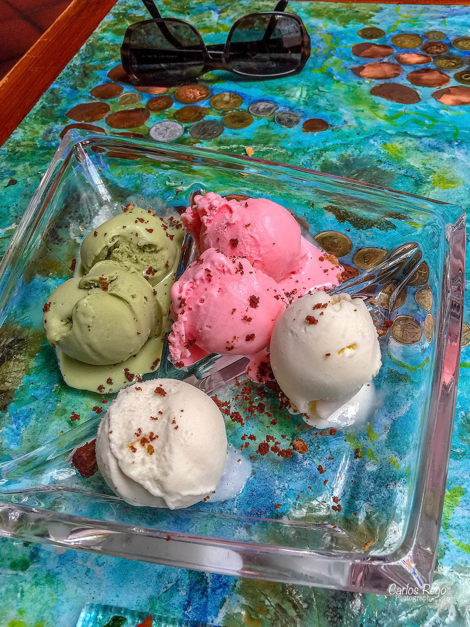 El restaurante vinoteca Los Patios de Beatas se encuentra en el corazón del centro histórico de Málaga, a tan sólo 50 metros del Museo Picasso. El establecimiento surge gracias a la rehabilitación de dos casas, una del siglo XVIII y otra del siglo XIX, ambas protegidas arquitectónicamente por su belleza, valor histórico así como por sus patios interiores. Es un espacio singular y único en el que se puede degustar lo mejor de la gastronomía internacional.  Calle Beatas, 43, 29008 Málaga, España  Surtido de helados artesanos