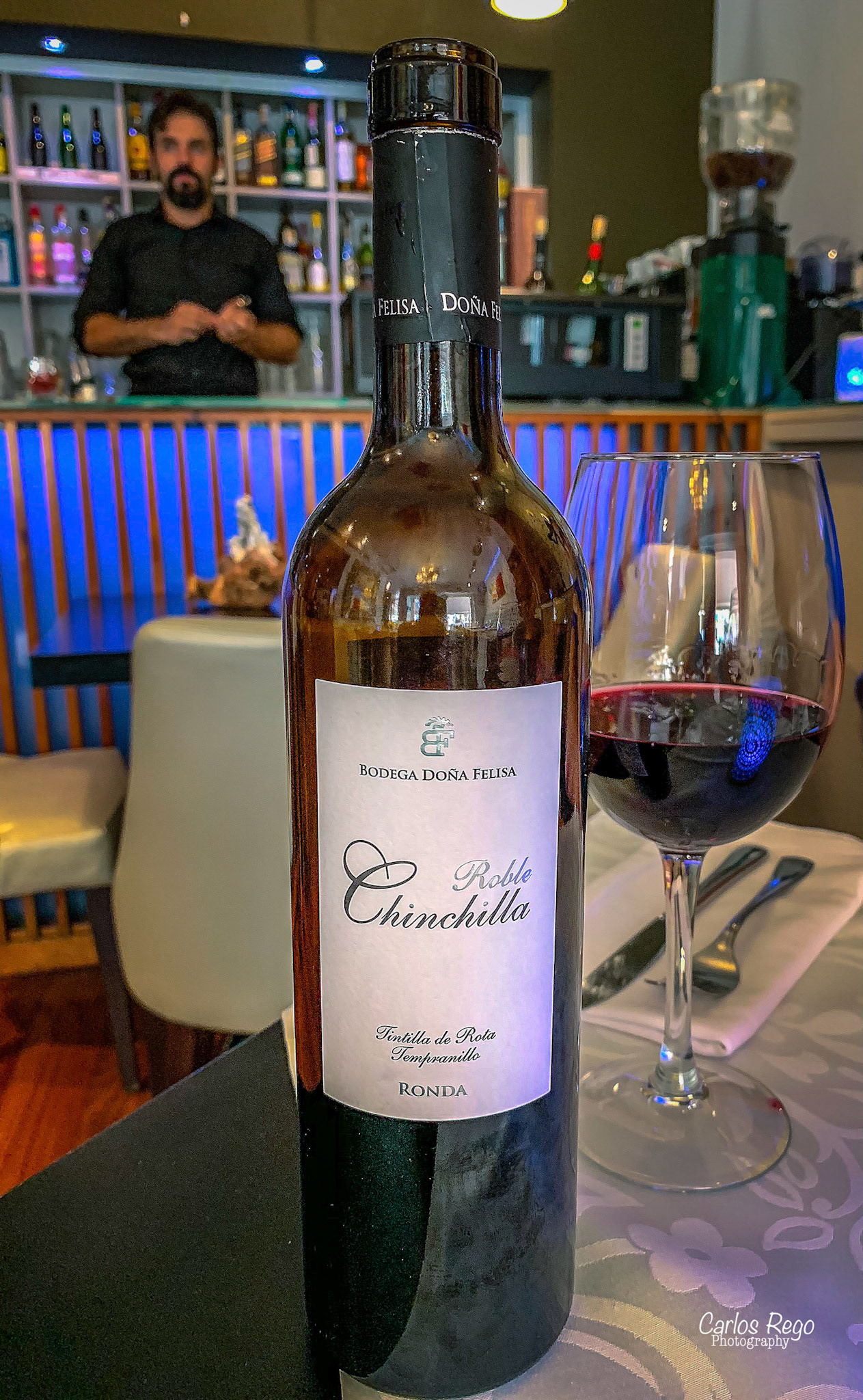 Vino Mío es un restaurante elegante y acogedor con una terraza increíble a los pies del teatro Cervantes Plaza Jerónimo Cuervo 2,  29012 Málaga  CHINCHILLA ROBLE Tempranillo Syrah. Rojo picota de capa alta matices de frutas negras silvestres arándanos y tostados espaciados. De potente sabor