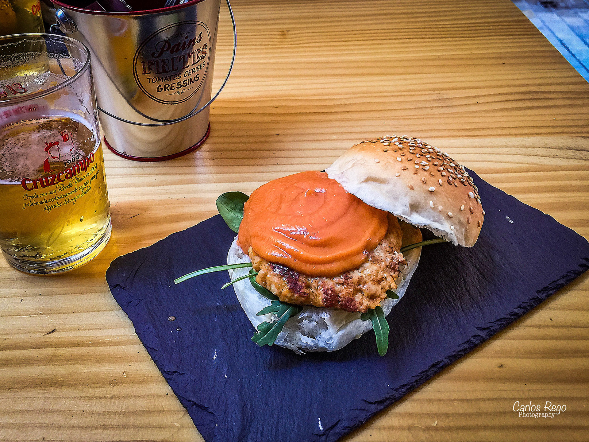 La Burguesita - Calle Moreno Monroy, 5, 29015 Málaga   Hamburguesa de pollo macerado en kimchi con rucula y porra antequerana
